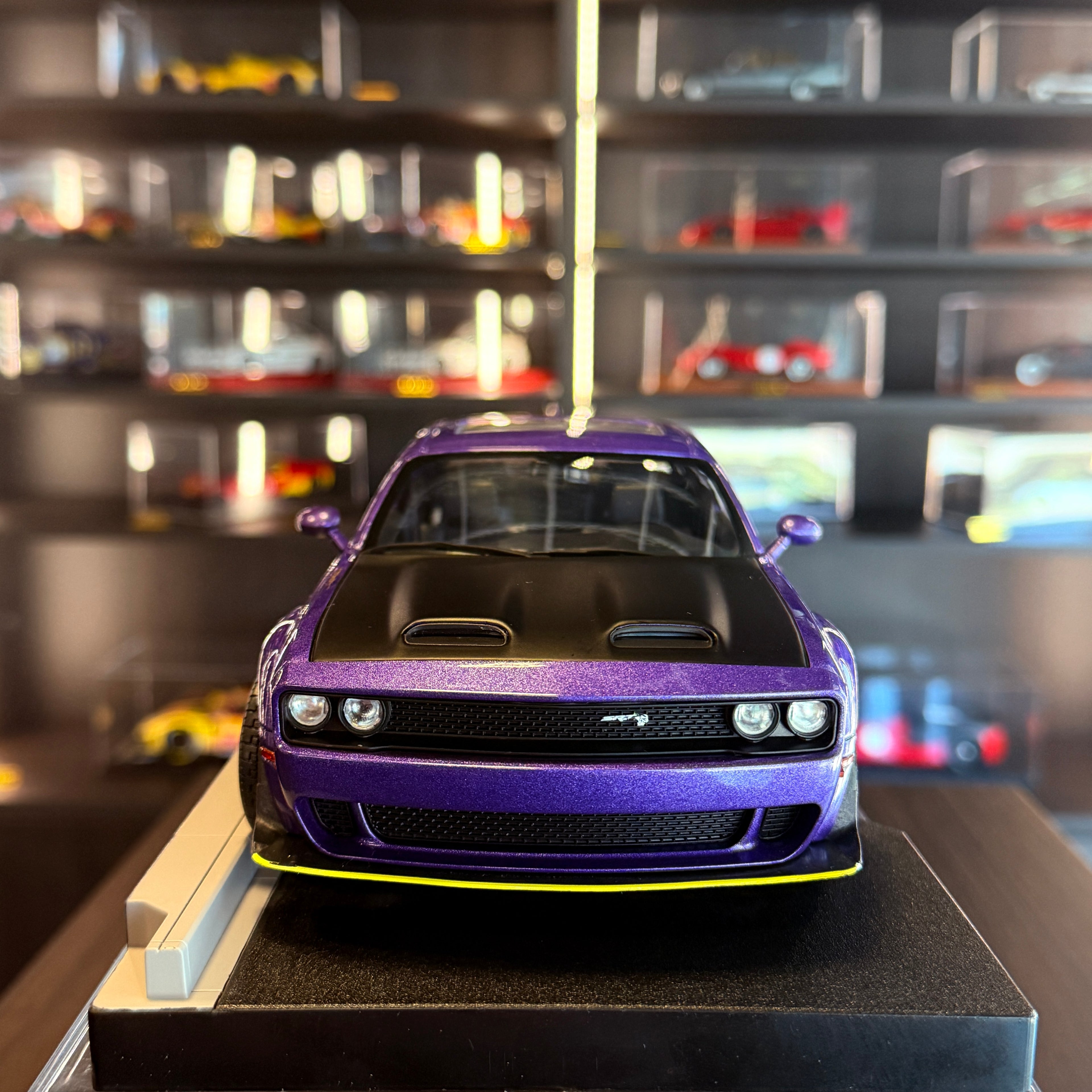 Dodge Challenger SRT Hellcat Widebody Streetfighters Plum Crazy, 2023, 1:18 méretarányban – Solido