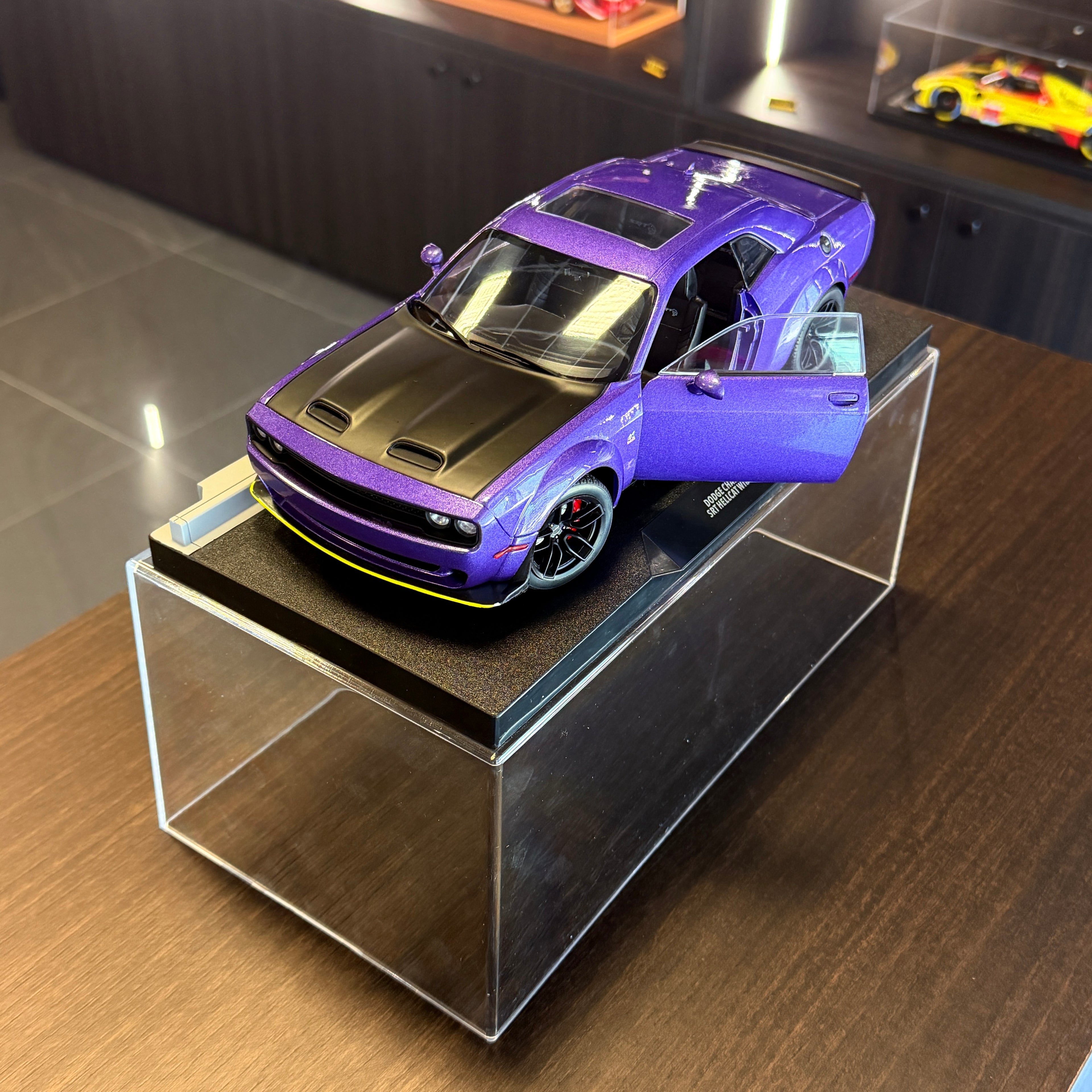 Dodge Challenger SRT Hellcat Widebody Streetfighters Plum Crazy, 2023, 1:18 méretarányban – Solido