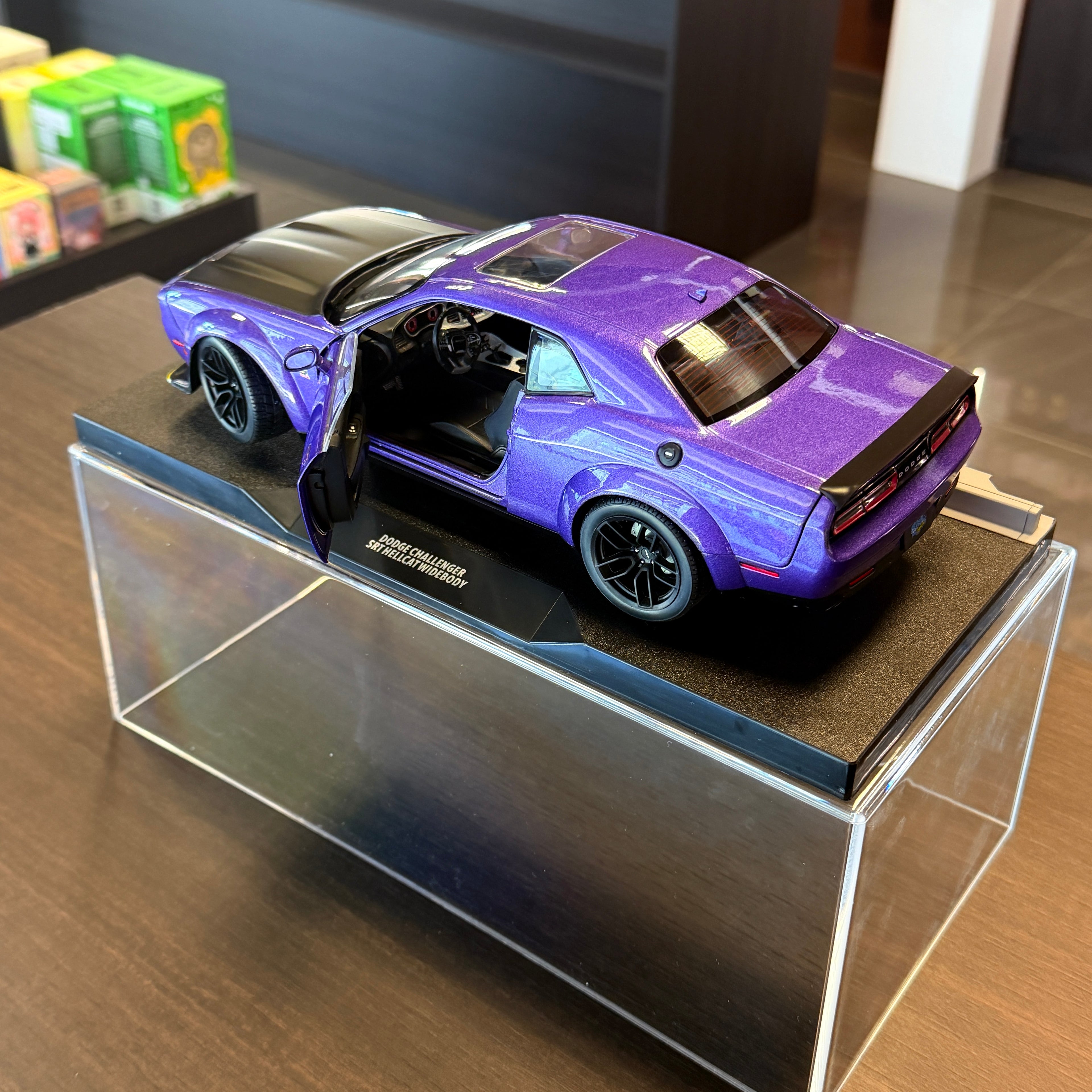 Dodge Challenger SRT Hellcat Widebody Streetfighters Plum Crazy, 2023, 1:18 méretarányban – Solido