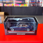 BMW i7 2023 matinės mėlynos metalinės spalvos – 1:43 mastelio automobilio modelis, sukurtas MINICHAMPS