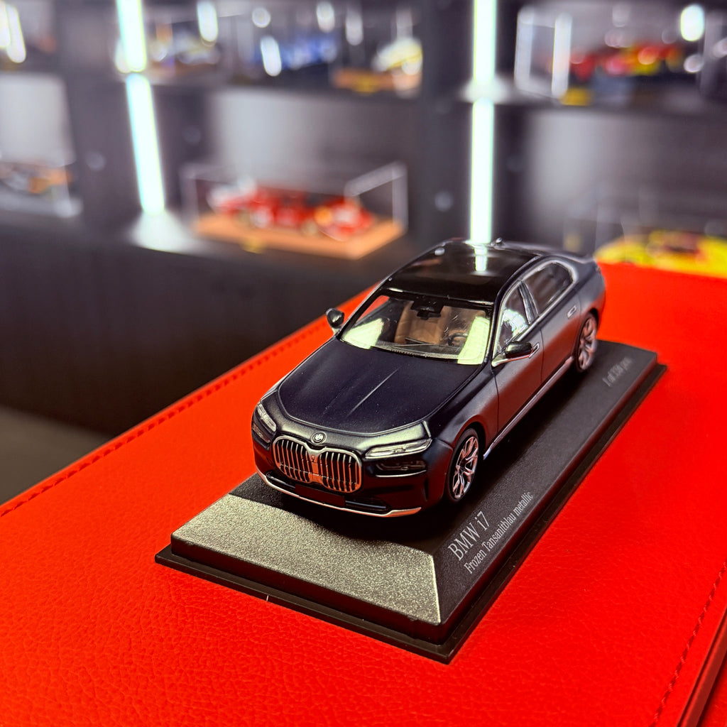 BMW i7 2023 matinės mėlynos metalinės spalvos – 1:43 mastelio automobilio modelis, sukurtas MINICHAMPS