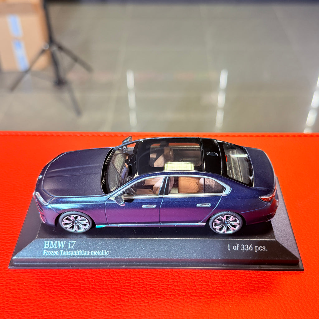 BMW i7 2023 matinės mėlynos metalinės spalvos – 1:43 mastelio automobilio modelis, sukurtas MINICHAMPS