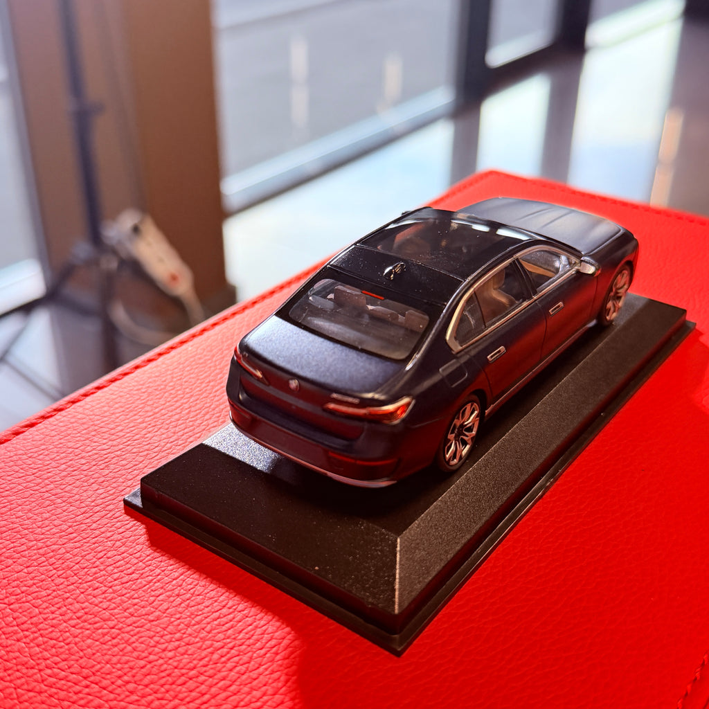 BMW i7 2023 matinės mėlynos metalinės spalvos – 1:43 mastelio automobilio modelis, sukurtas MINICHAMPS