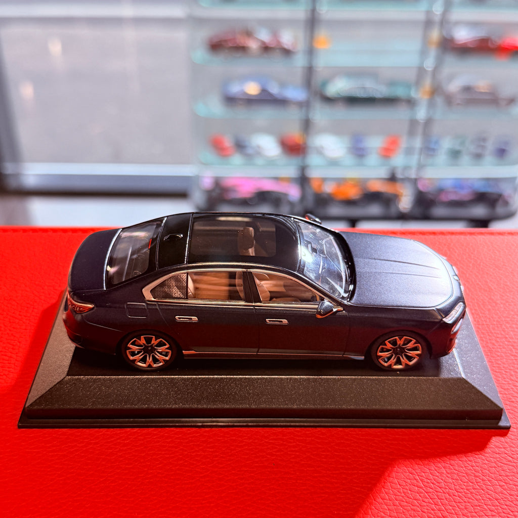 BMW i7 2023 matinės mėlynos metalinės spalvos – 1:43 mastelio automobilio modelis, sukurtas MINICHAMPS