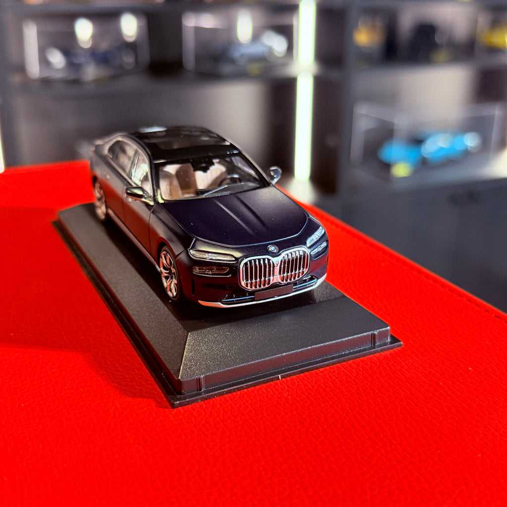 BMW i7 2023 matinės mėlynos metalinės spalvos – 1:43 mastelio automobilio modelis, sukurtas MINICHAMPS