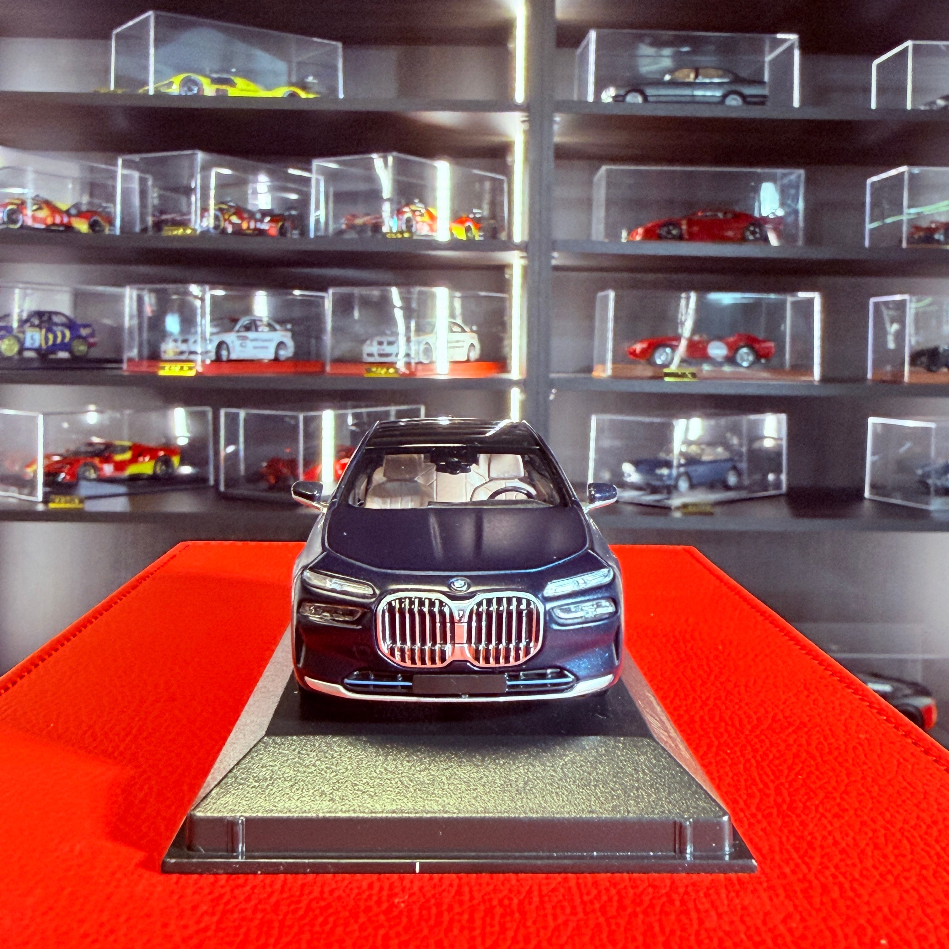 BMW i7 2023 matinės mėlynos metalinės spalvos – 1:43 mastelio automobilio modelis, sukurtas MINICHAMPS