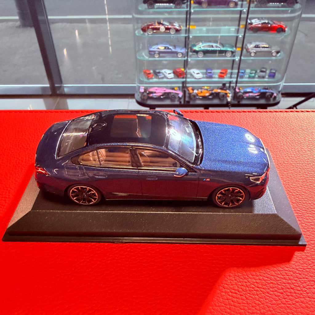BMW i5 2024 v modré metalíze 1:43 od Minichamps