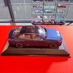 BMW i5 2024 v modré metalíze 1:43 od Minichamps