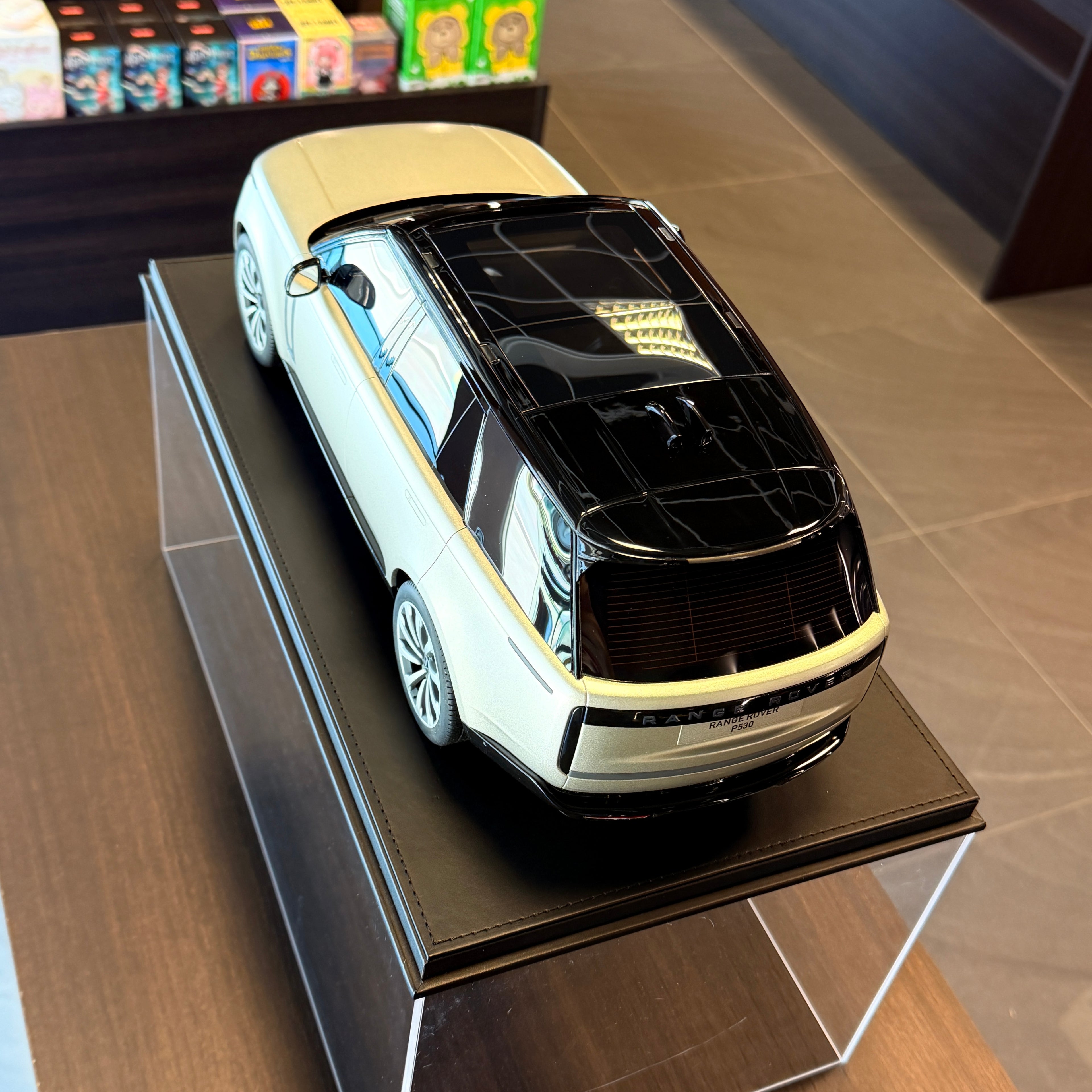 Range Rover P530 Autobiography – Oro Escala 1:12 de GT Spirit