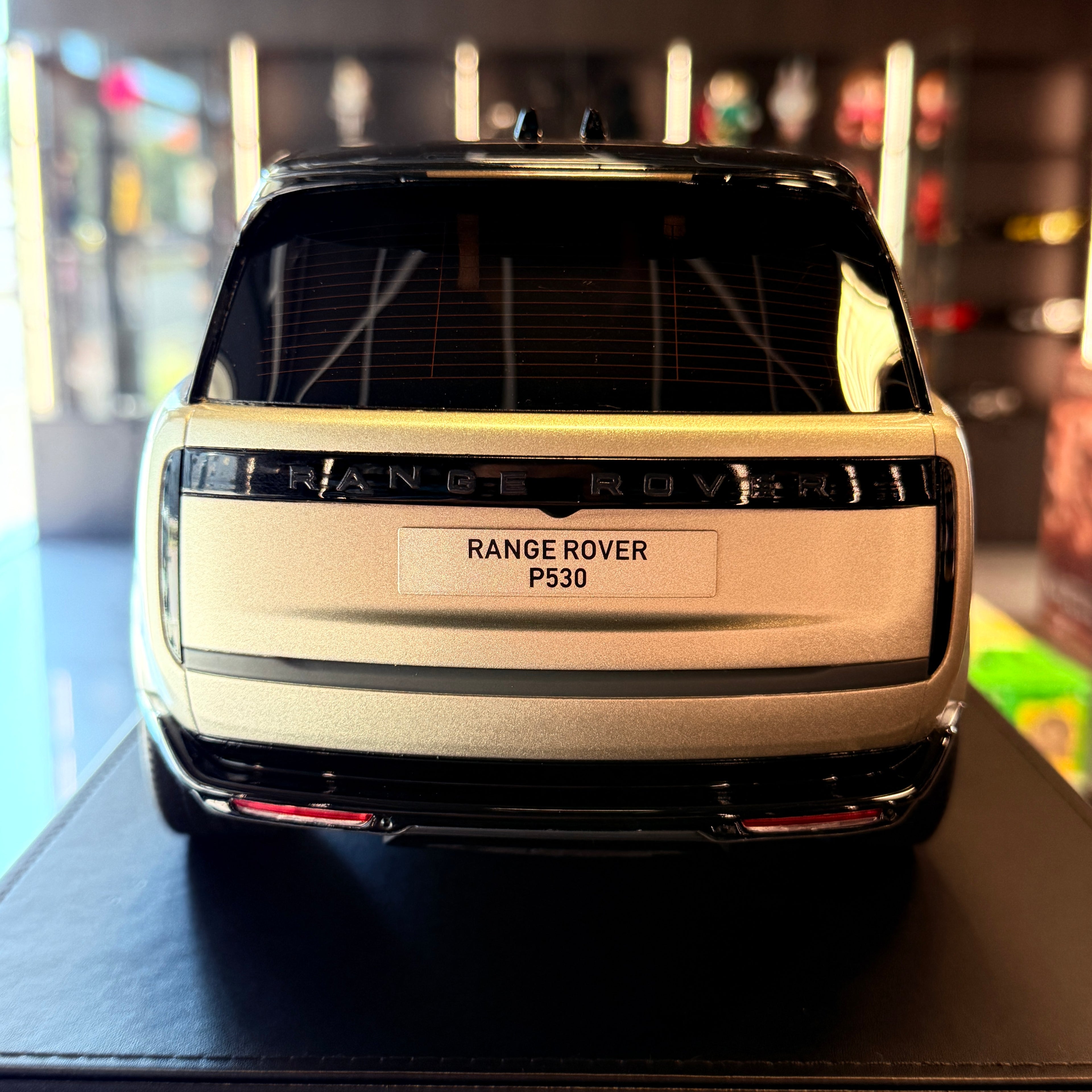 Range Rover P530 Autobiography – Oro Escala 1:12 de GT Spirit