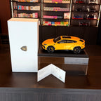 Lamborghini Urus Amarilla Brillante 2021 Edición Propietario 1:18 de MR Collection