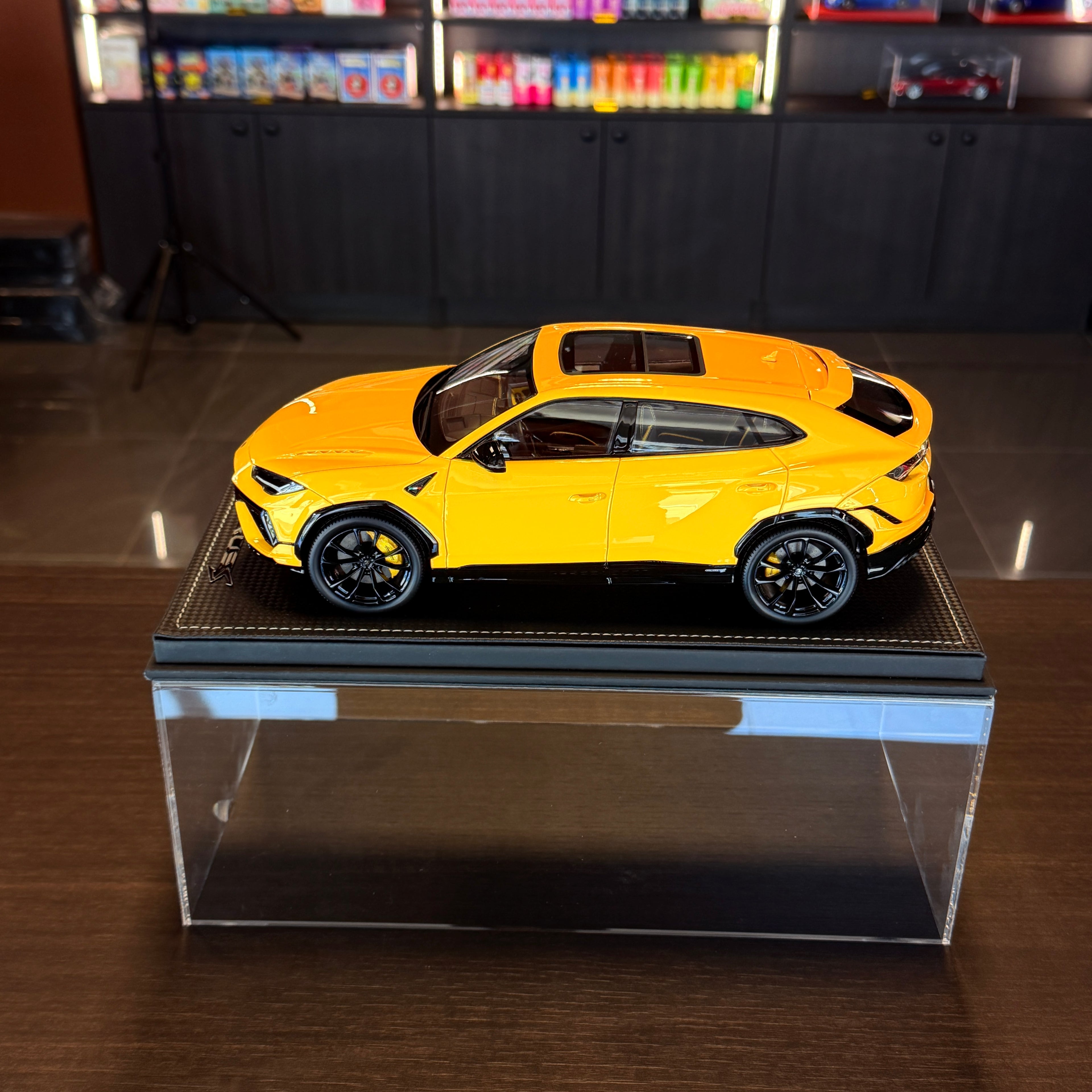 Lamborghini Urus Amarilla Brillante 2021 Edición Propietario 1:18 de MR Collection