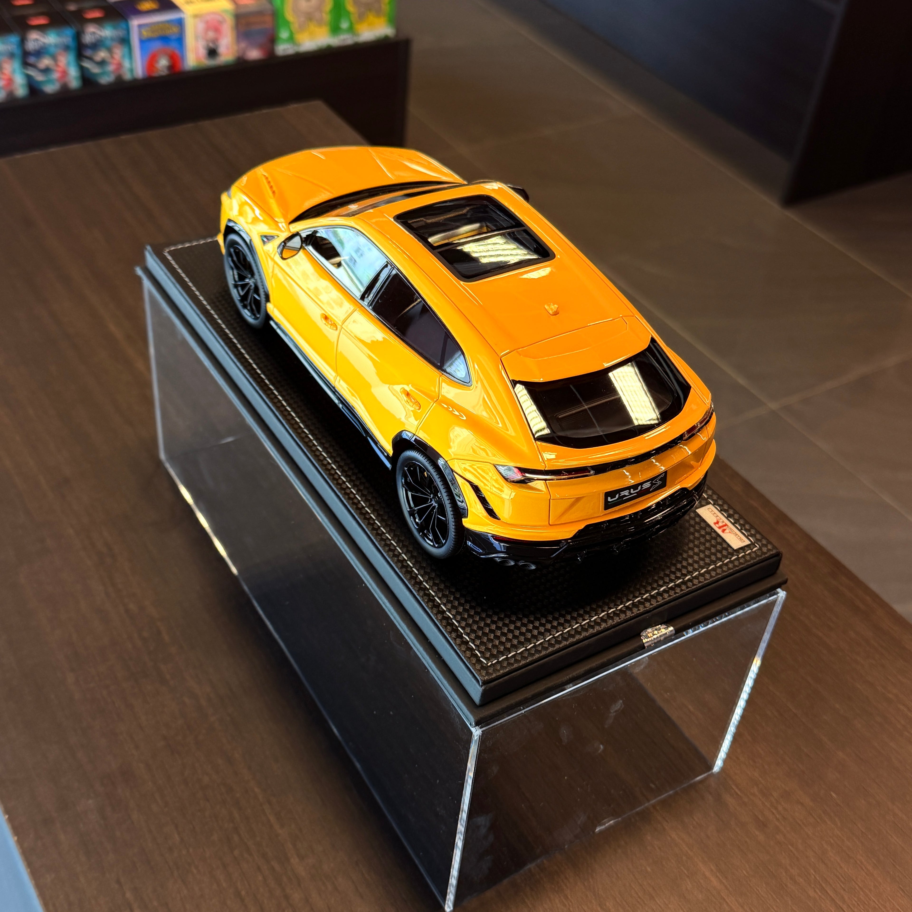 Lamborghini Urus Amarilla Brillante 2021 Edición Propietario 1:18 de MR Collection