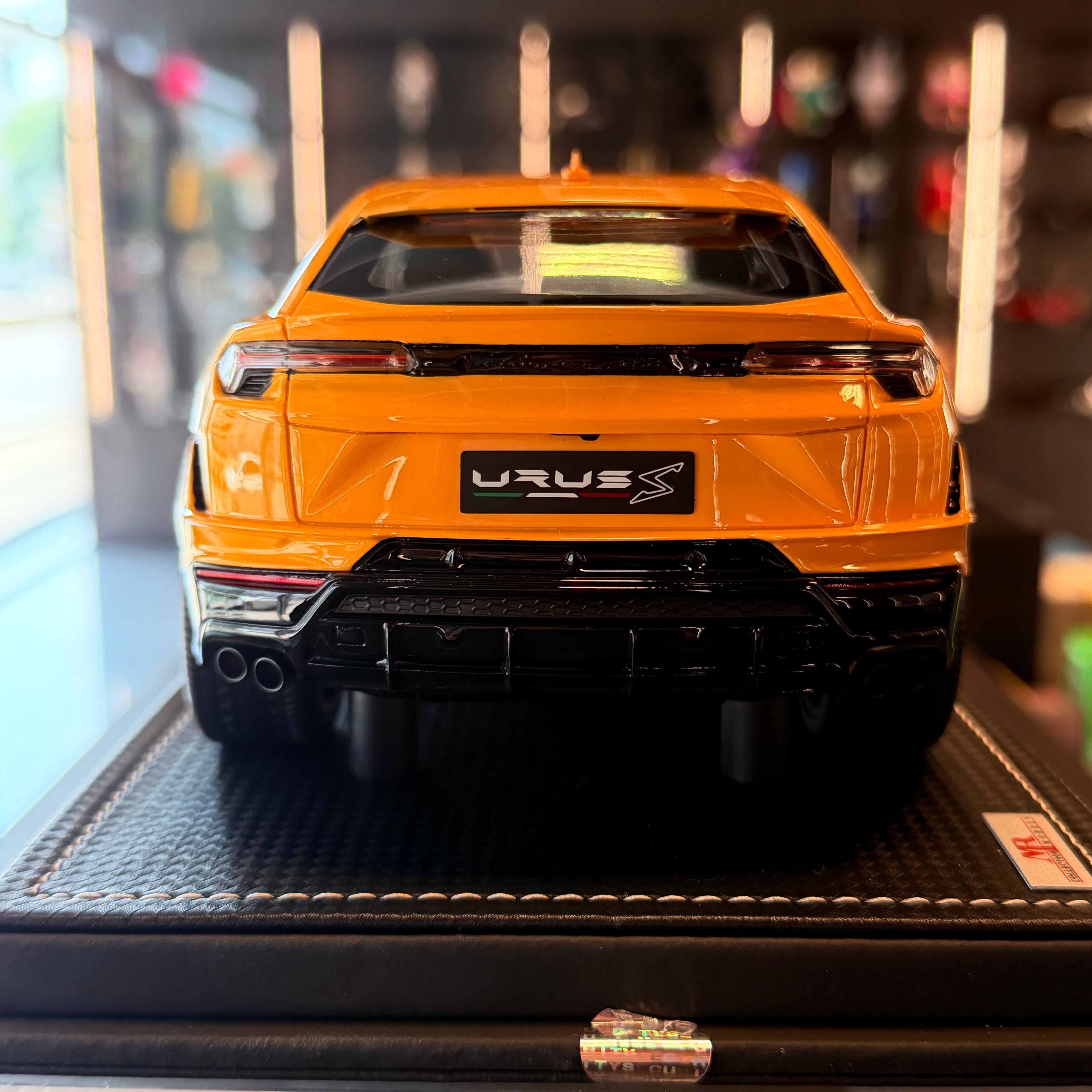 Lamborghini Urus Amarilla Brillante 2021 Edición Propietario 1:18 de MR Collection