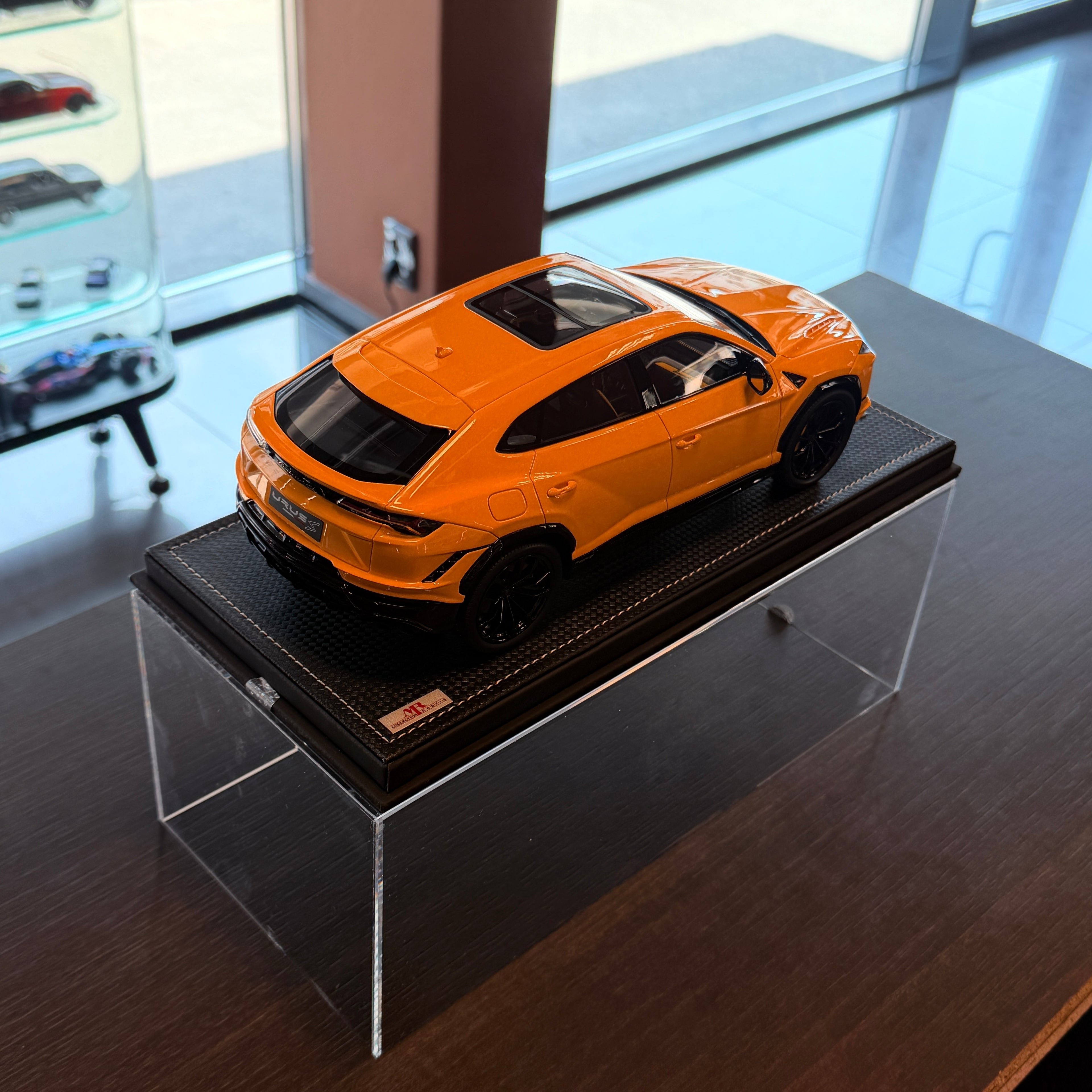 Lamborghini Urus Amarilla Brillante 2021 Edición Propietario 1:18 de MR Collection
