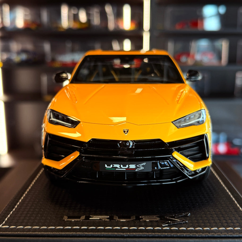Lamborghini Urus Amarilla Brillante 2021 Edición Propietario 1:18 de MR Collection