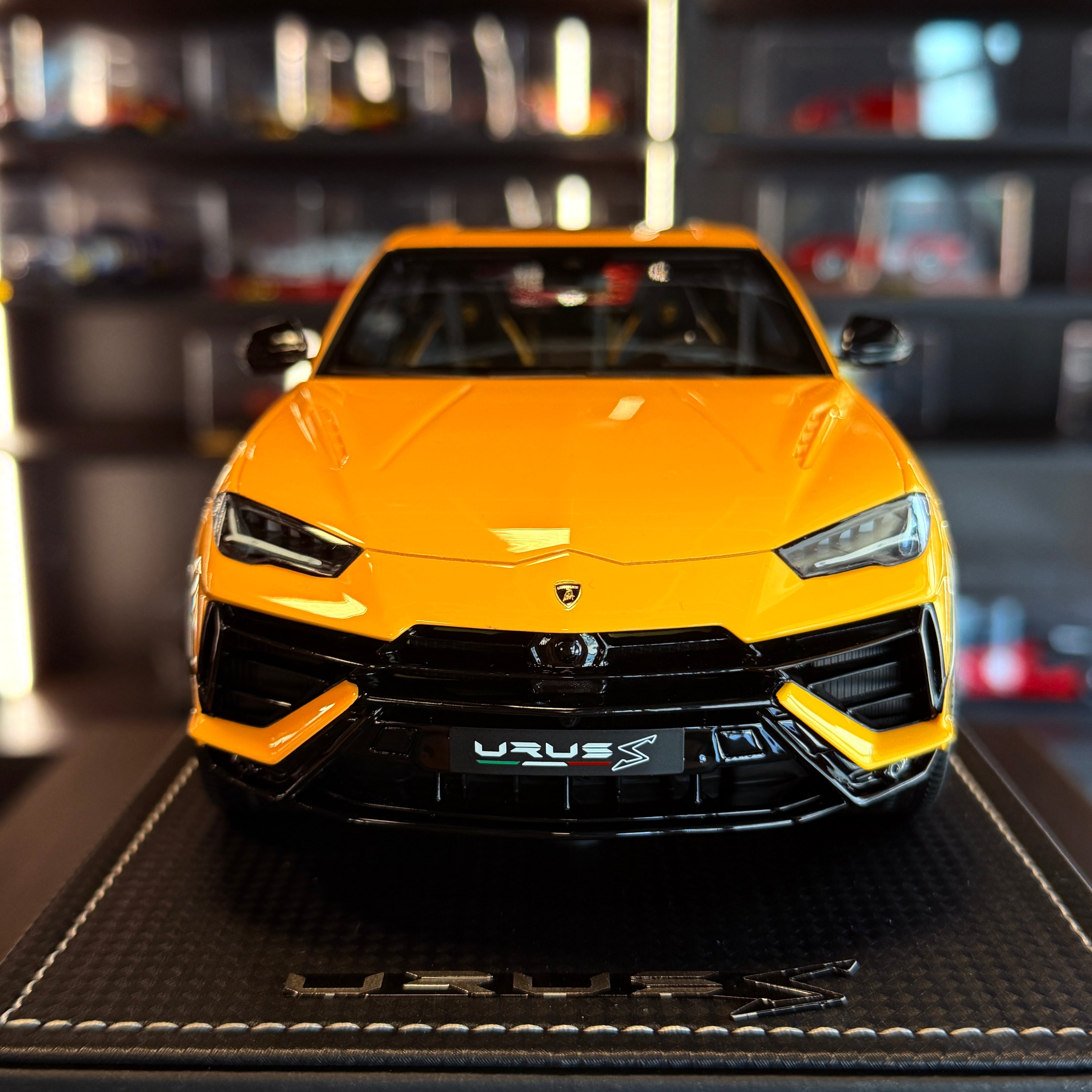 Lamborghini Urus Amarilla Brillante 2021 Edición Propietario 1:18 de MR Collection