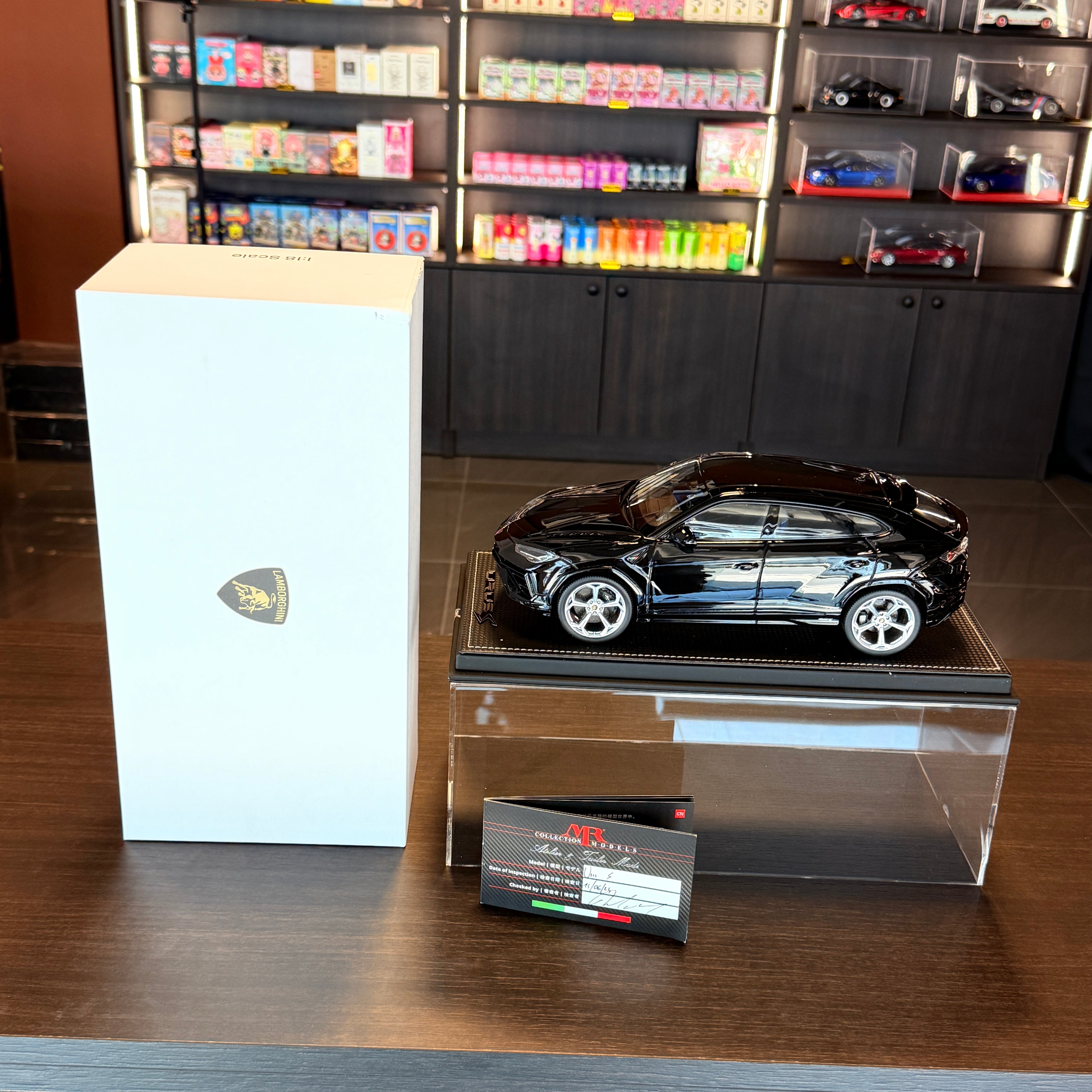 Lamborghini Urus Negro Brillante 2021 Edición del Propietario 1:18 de MR Collection