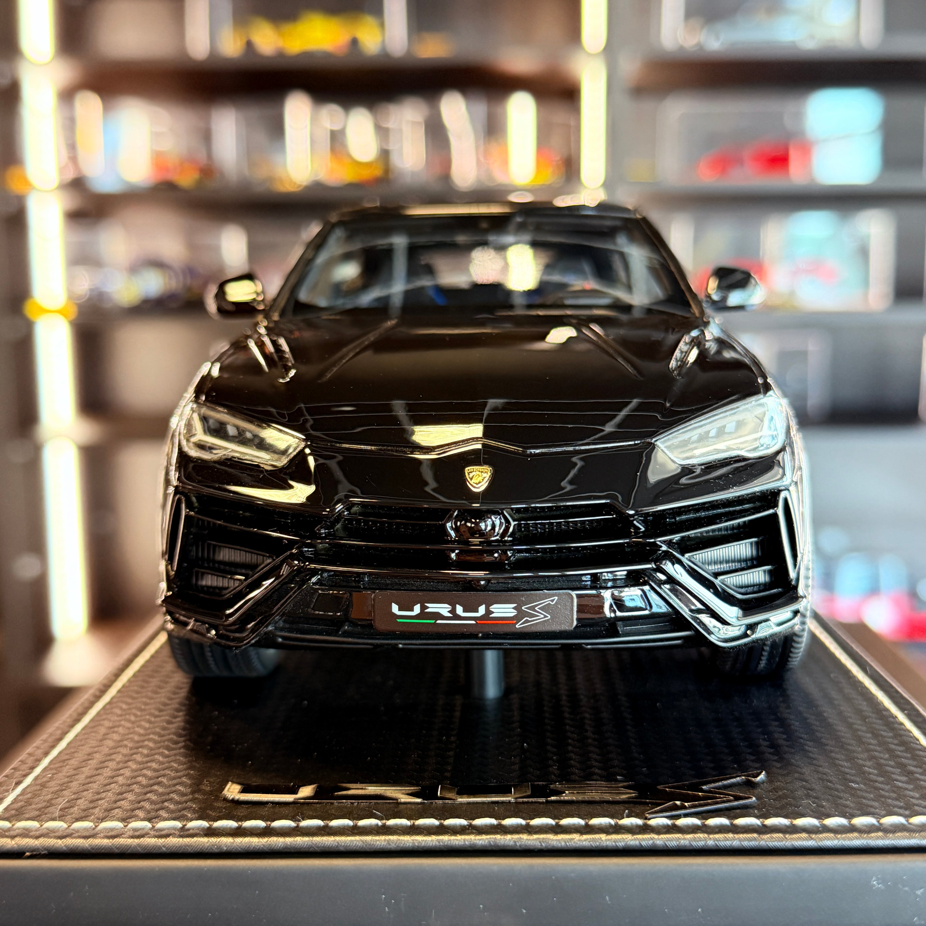 Lamborghini Urus Negro Brillante 2021 Edición del Propietario 1:18 de MR Collection