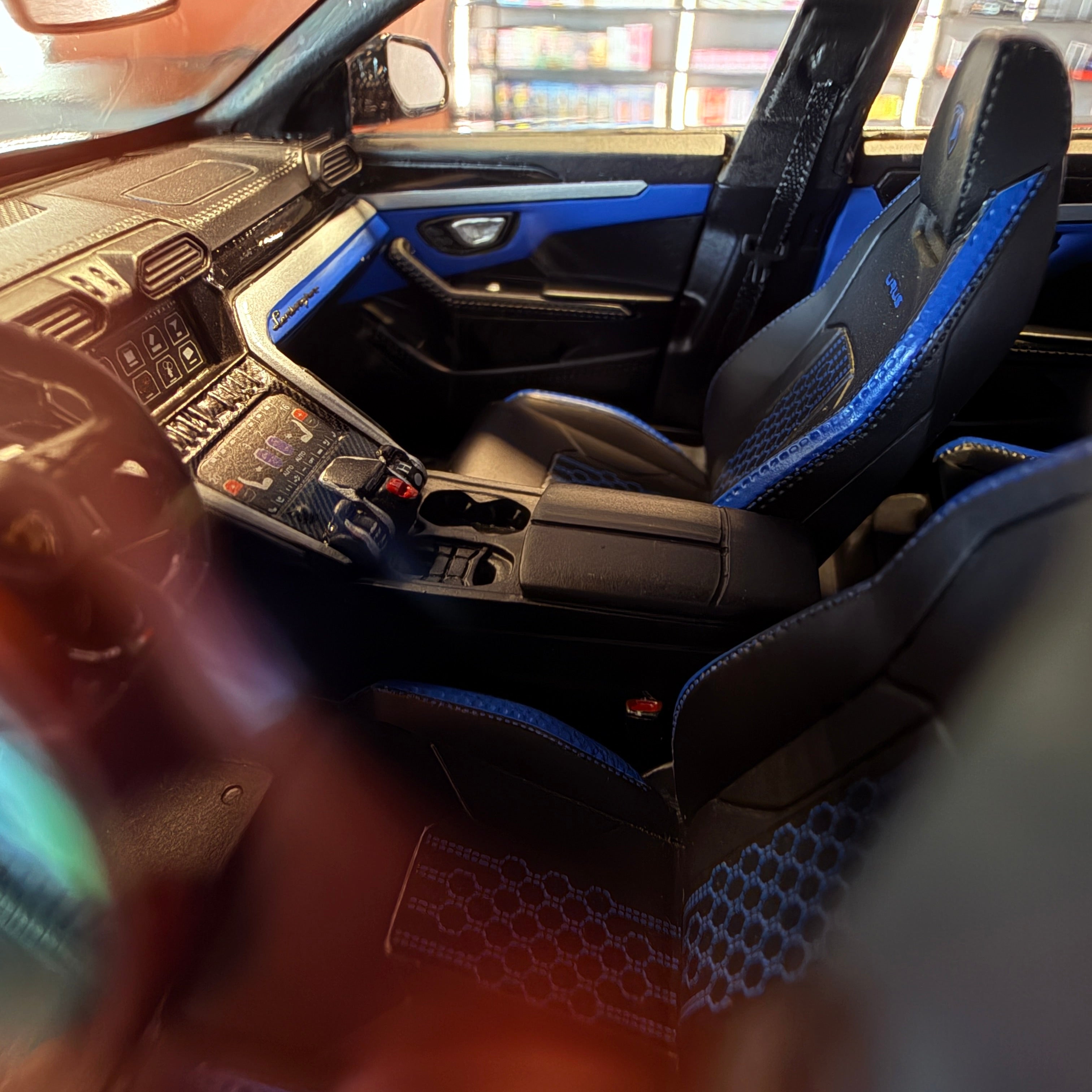Lamborghini Urus Negro Brillante 2021 Edición del Propietario 1:18 de MR Collection