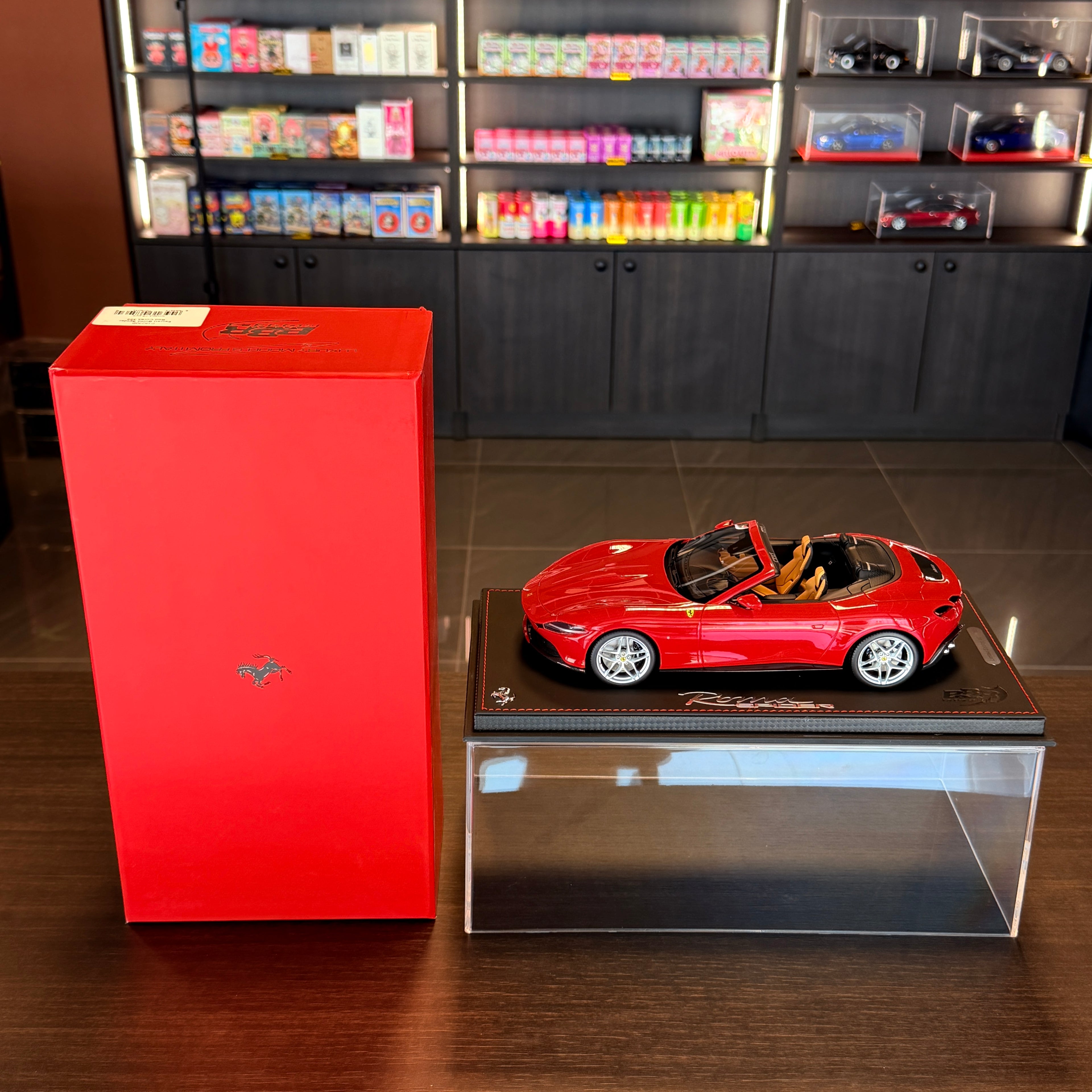Ferrari Roma Spider Rosso Corsa 322 – Escala 1:18 con vitrina (Edición Limitada 78 unidades) de BBR Models