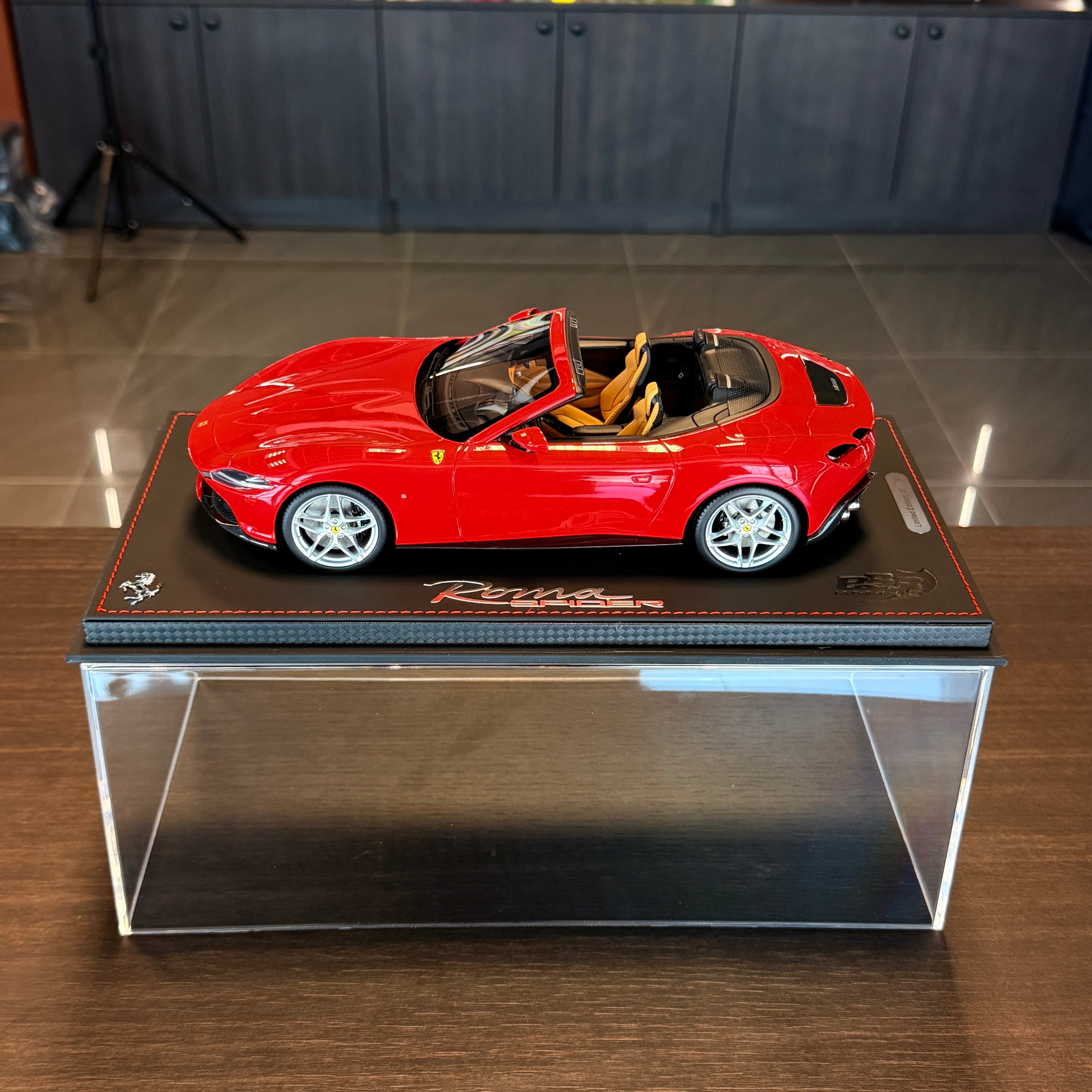 Ferrari Roma Spider Rosso Corsa 322 – Escala 1:18 con vitrina (Edición Limitada 78 unidades) de BBR Models