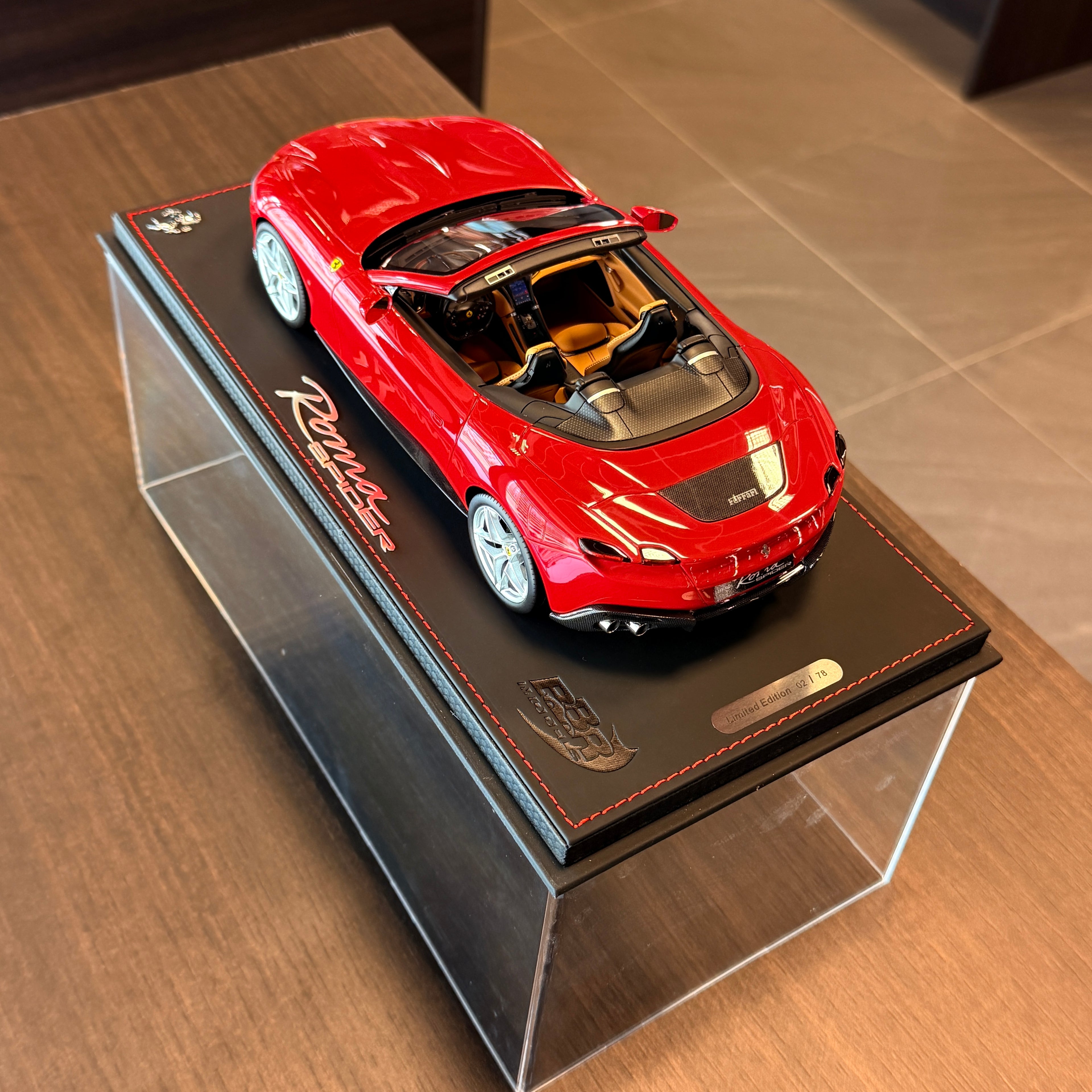 Ferrari Roma Spider Rosso Corsa 322 – Escala 1:18 con vitrina (Edición Limitada 78 unidades) de BBR Models