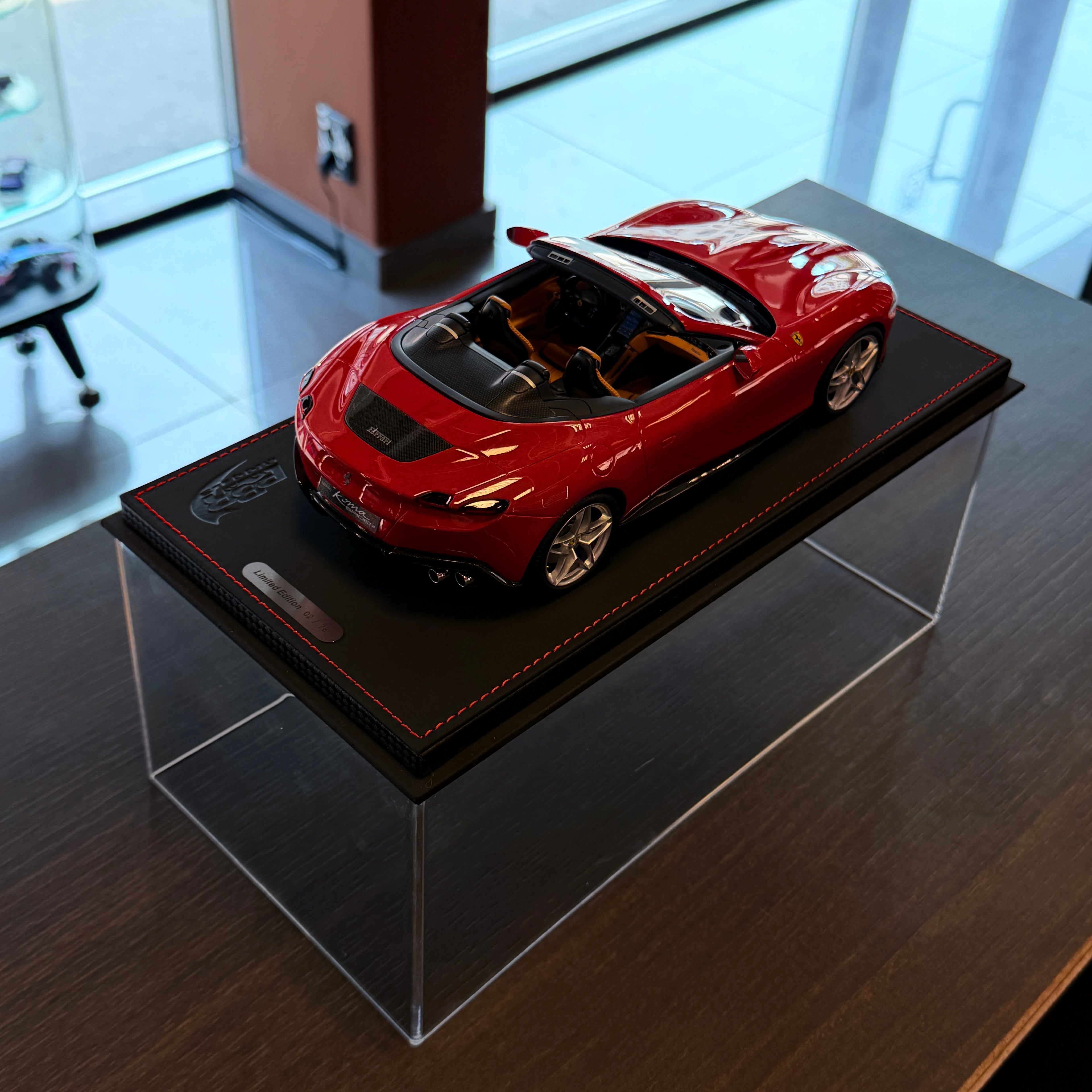 Ferrari Roma Spider Rosso Corsa 322 – Escala 1:18 con vitrina (Edición Limitada 78 unidades) de BBR Models
