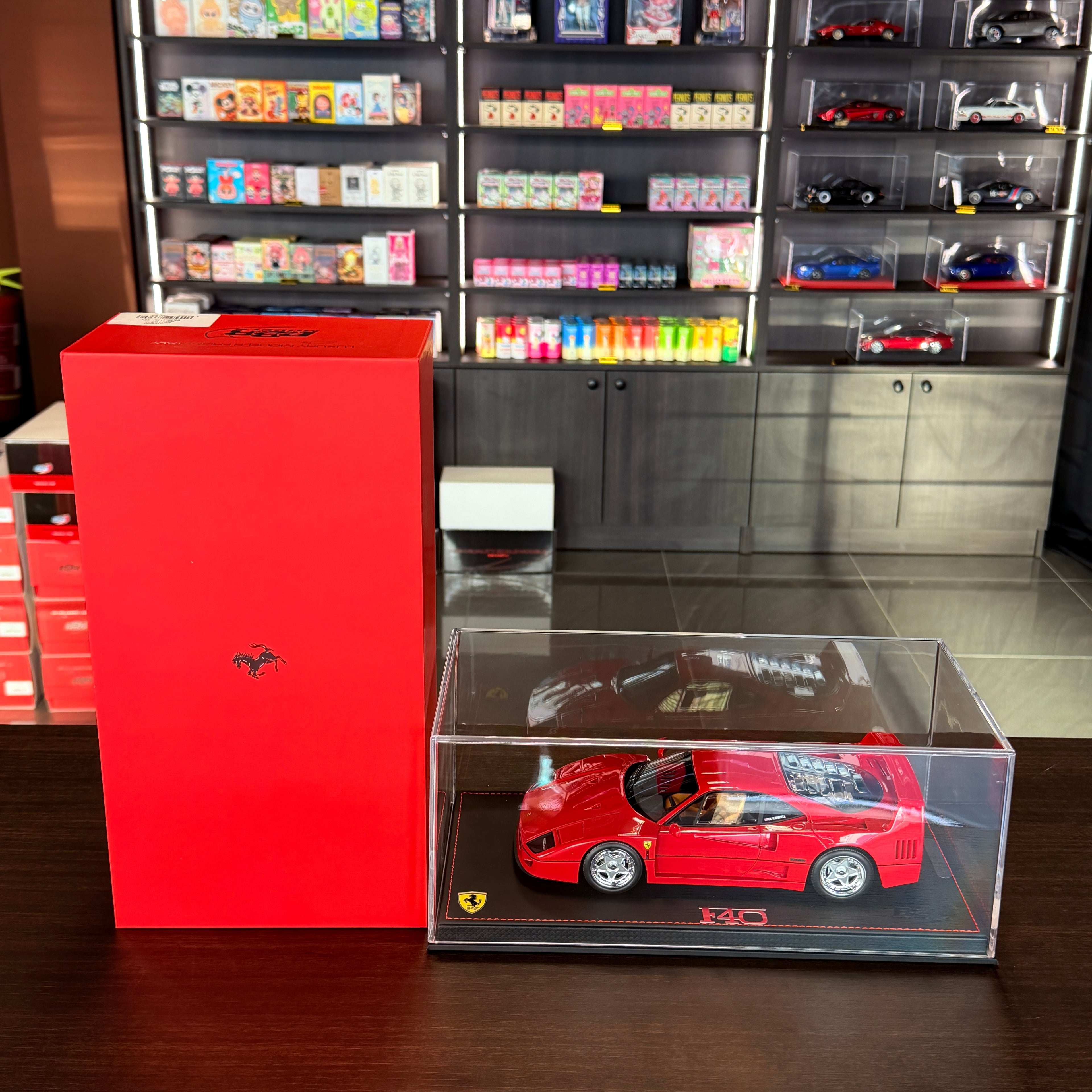 Ferrari F40 – Edición Limitada Rojo/Negro (102 piezas) con Vitrina Escala 1:18 de BBR Models × KYOSHO