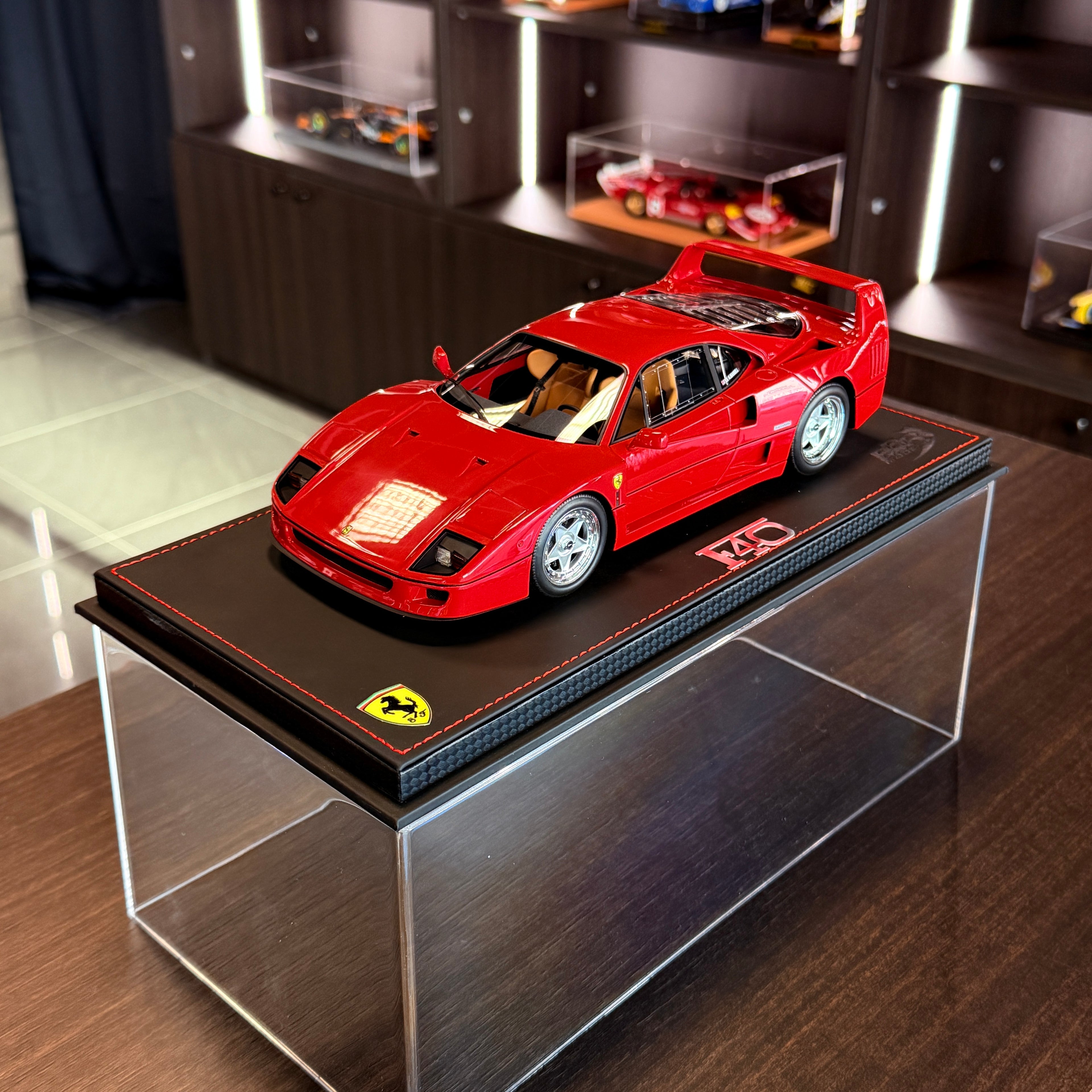 Ferrari F40 – Edición Limitada Rojo/Negro (102 piezas) con Vitrina Escala 1:18 de BBR Models × KYOSHO