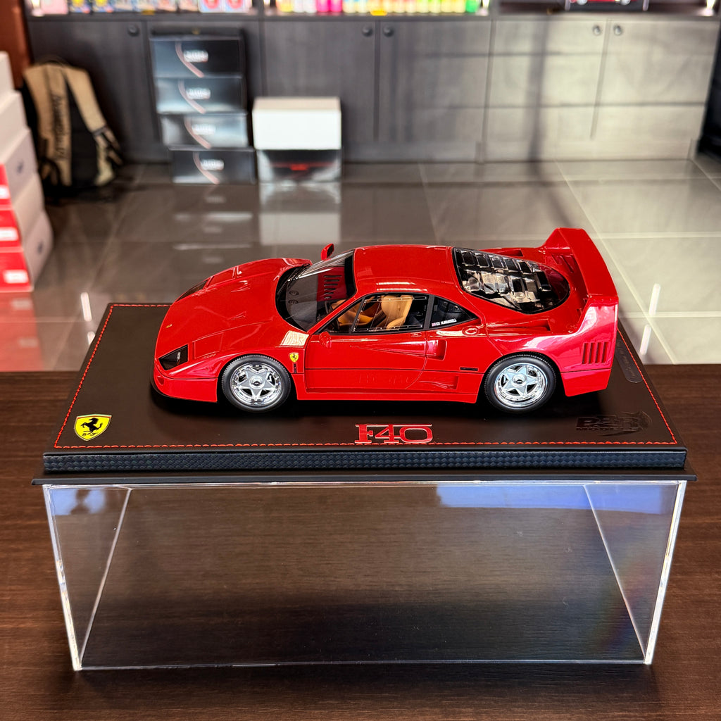 Ferrari F40 – Edición Limitada Rojo/Negro (102 piezas) con Vitrina Escala 1:18 de BBR Models × KYOSHO