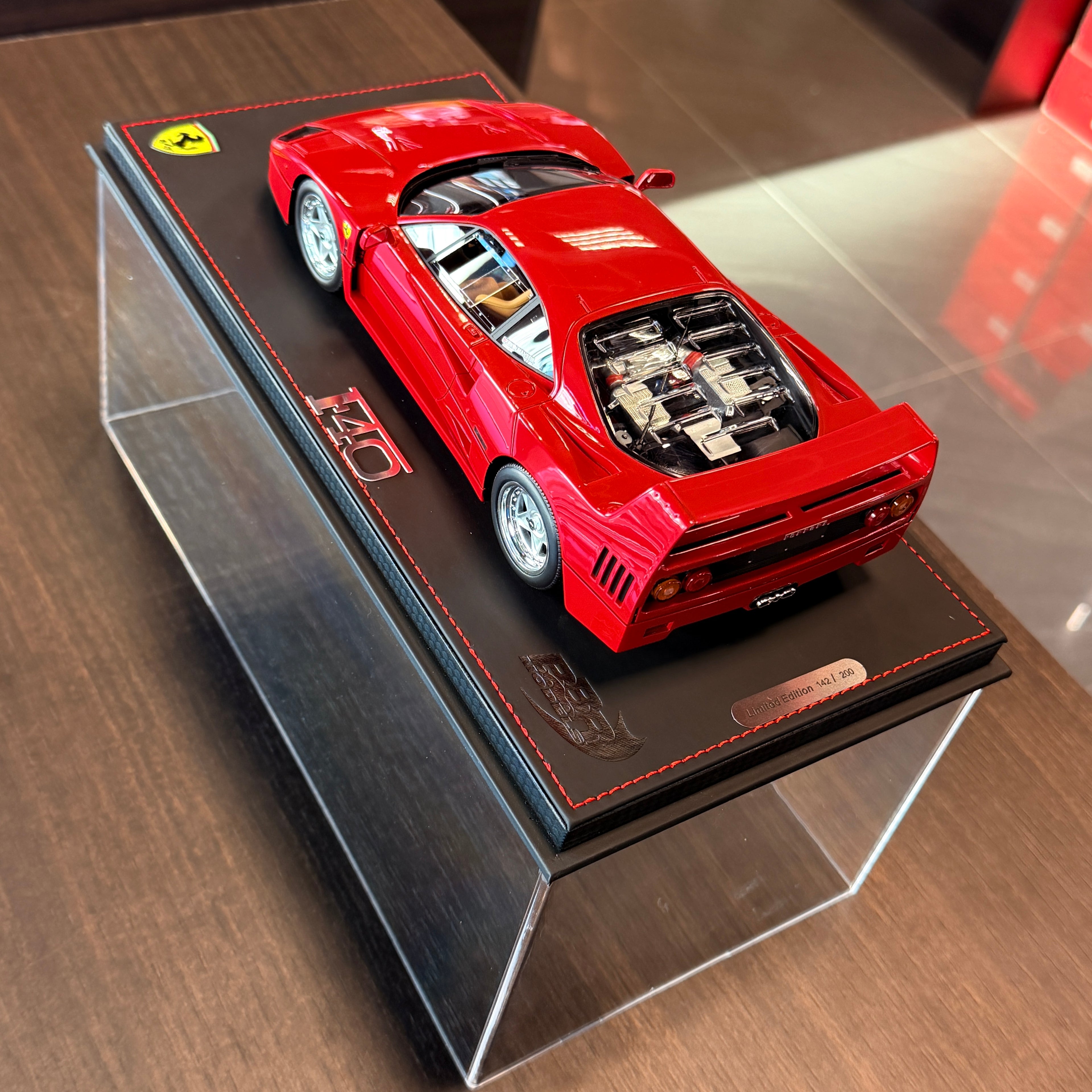 Ferrari F40 – Edición Limitada Rojo/Negro (102 piezas) con Vitrina Escala 1:18 de BBR Models × KYOSHO