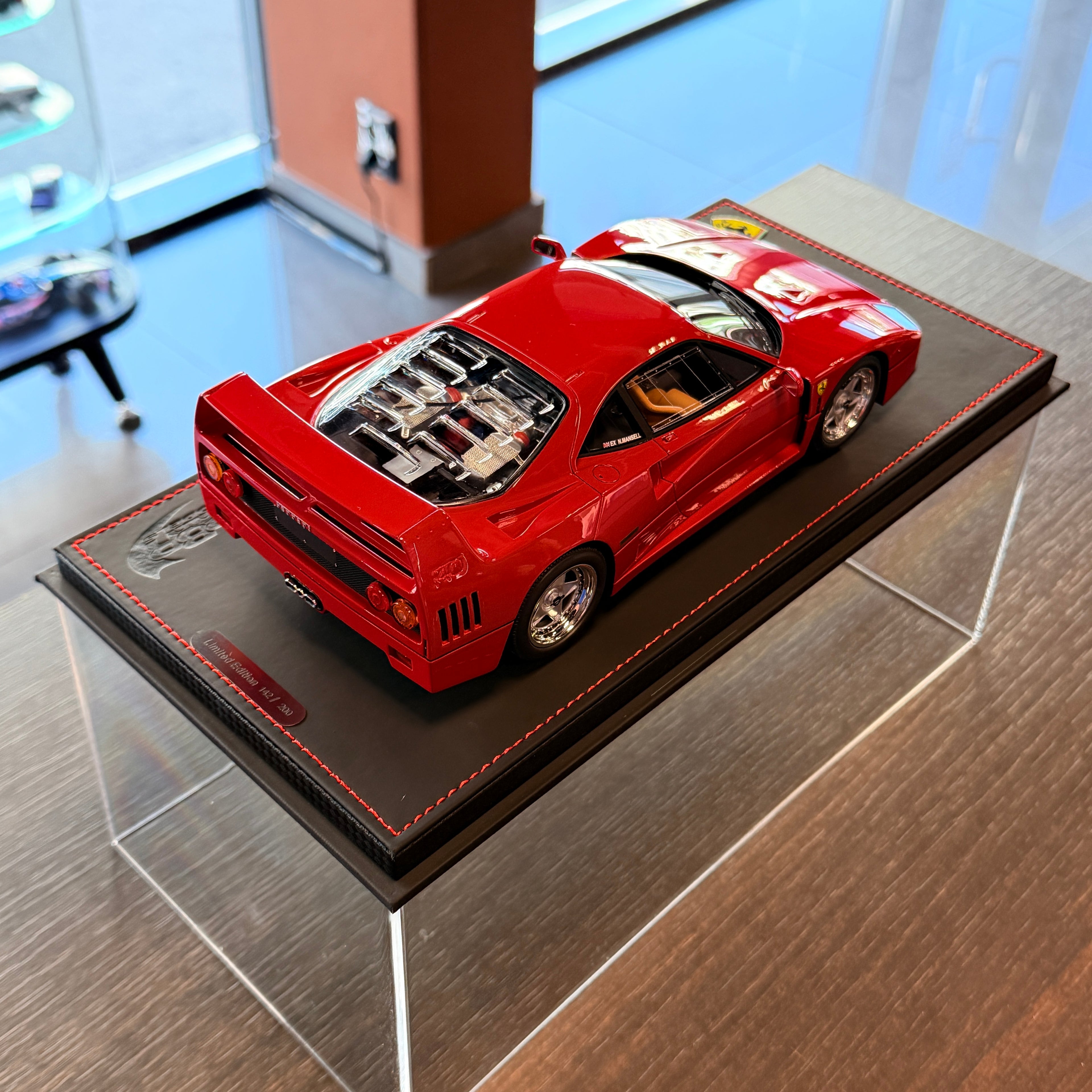 Ferrari F40 – Edición Limitada Rojo/Negro (102 piezas) con Vitrina Escala 1:18 de BBR Models × KYOSHO