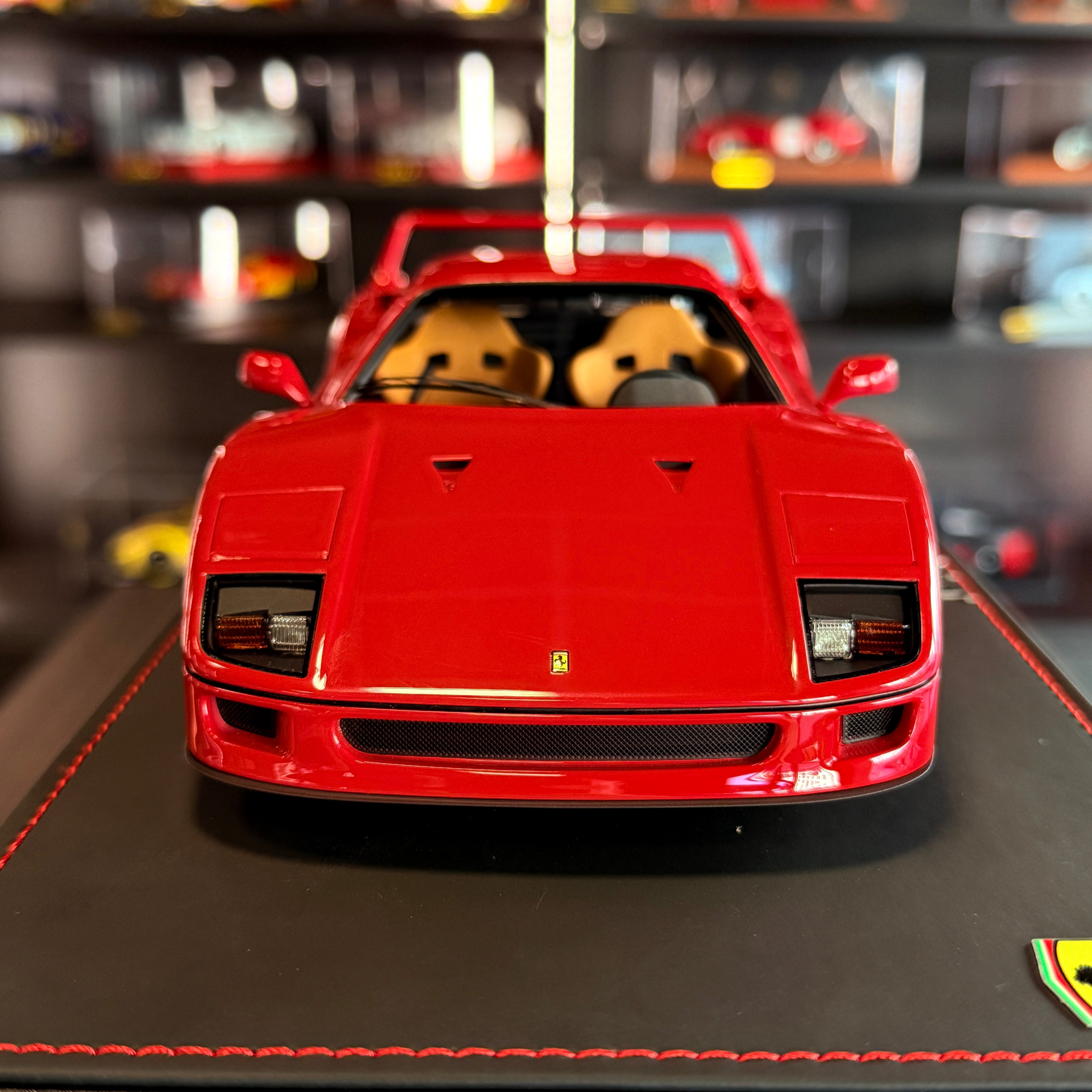 Ferrari F40 – Edición Limitada Rojo/Negro (102 piezas) con Vitrina Escala 1:18 de BBR Models × KYOSHO