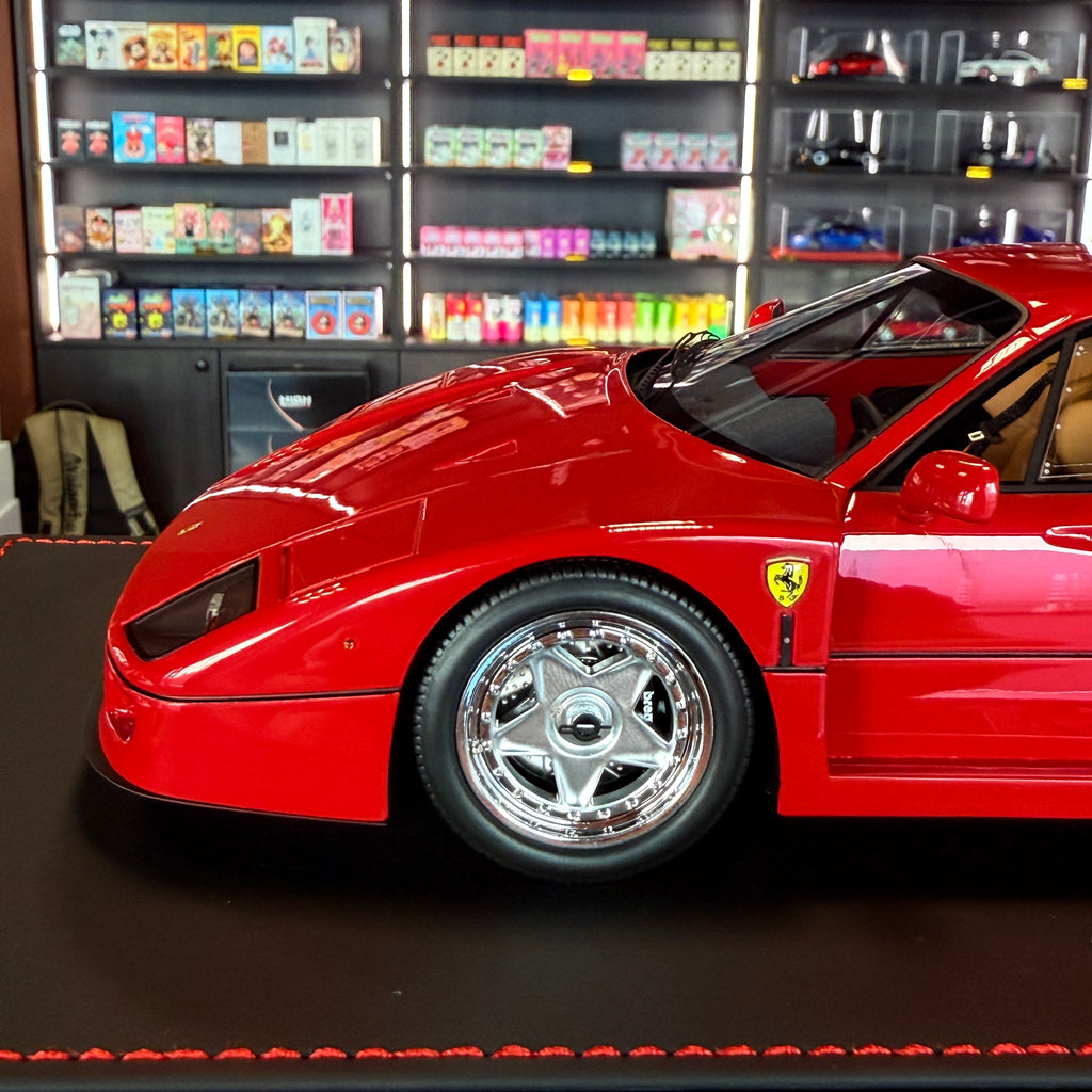Ferrari F40 – Edición Limitada Rojo/Negro (102 piezas) con Vitrina Escala 1:18 de BBR Models × KYOSHO