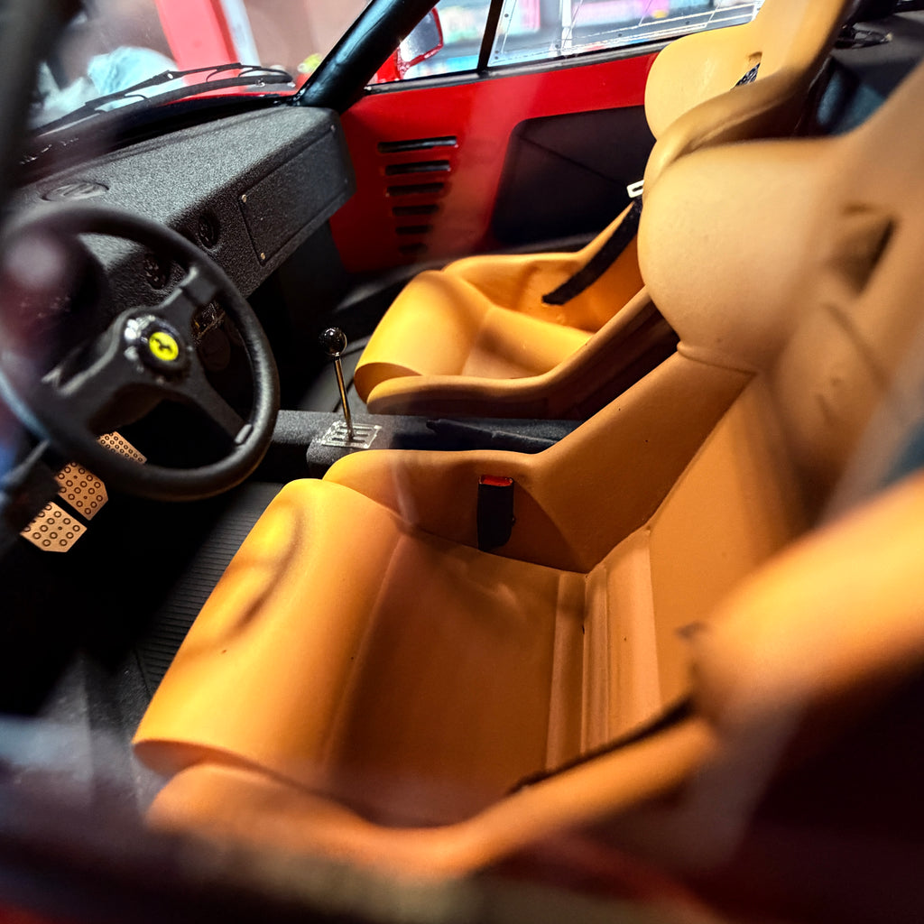 Ferrari F40 – Edición Limitada Rojo/Negro (102 piezas) con Vitrina Escala 1:18 de BBR Models × KYOSHO
