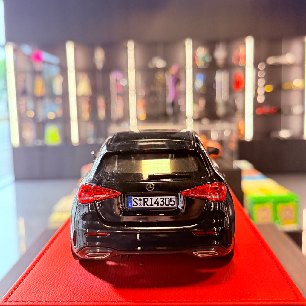 Mercedes-Benz A-класа 2018 г. Черен, мащаб 1:18, от NOREV