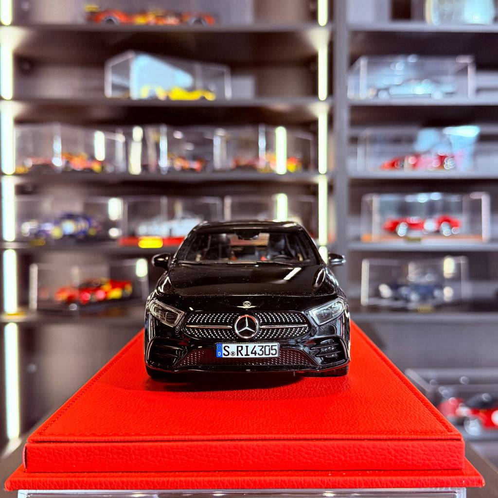 Mercedes-Benz A-класа 2018 г. Черен, мащаб 1:18, от NOREV