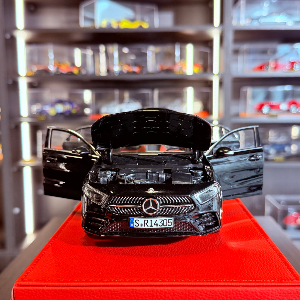 Mercedes-Benz A-класа 2018 г. Черен, мащаб 1:18, от NOREV