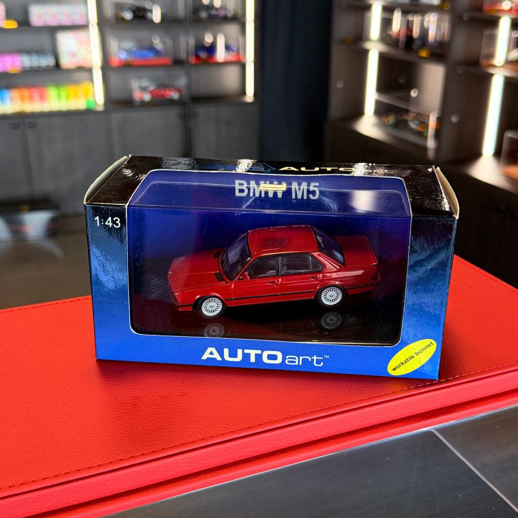 Mercedes-Benz 560 SEC AMG (C126) Widebody 1990 – Rot 1:43 Maßstab von Solido