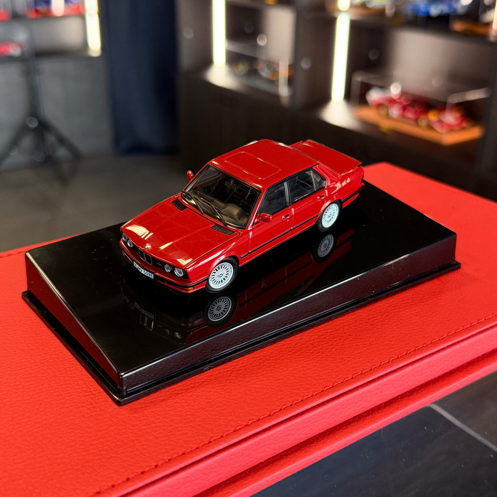 Mercedes-Benz 560 SEC AMG (C126) Widebody 1990 – Rot 1:43 Maßstab von Solido