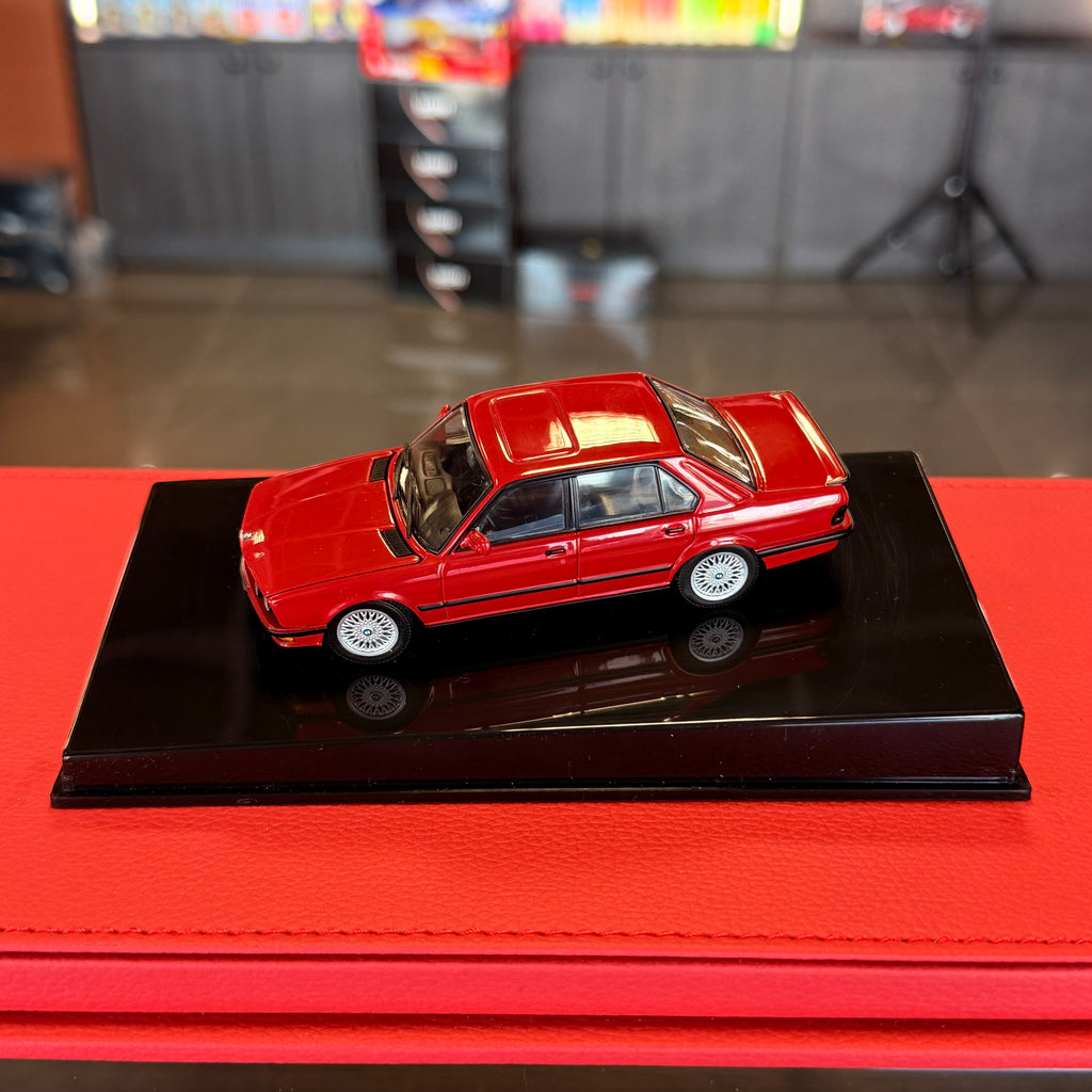 Mercedes-Benz 560 SEC AMG (C126) Widebody 1990 – Rot 1:43 Maßstab von Solido