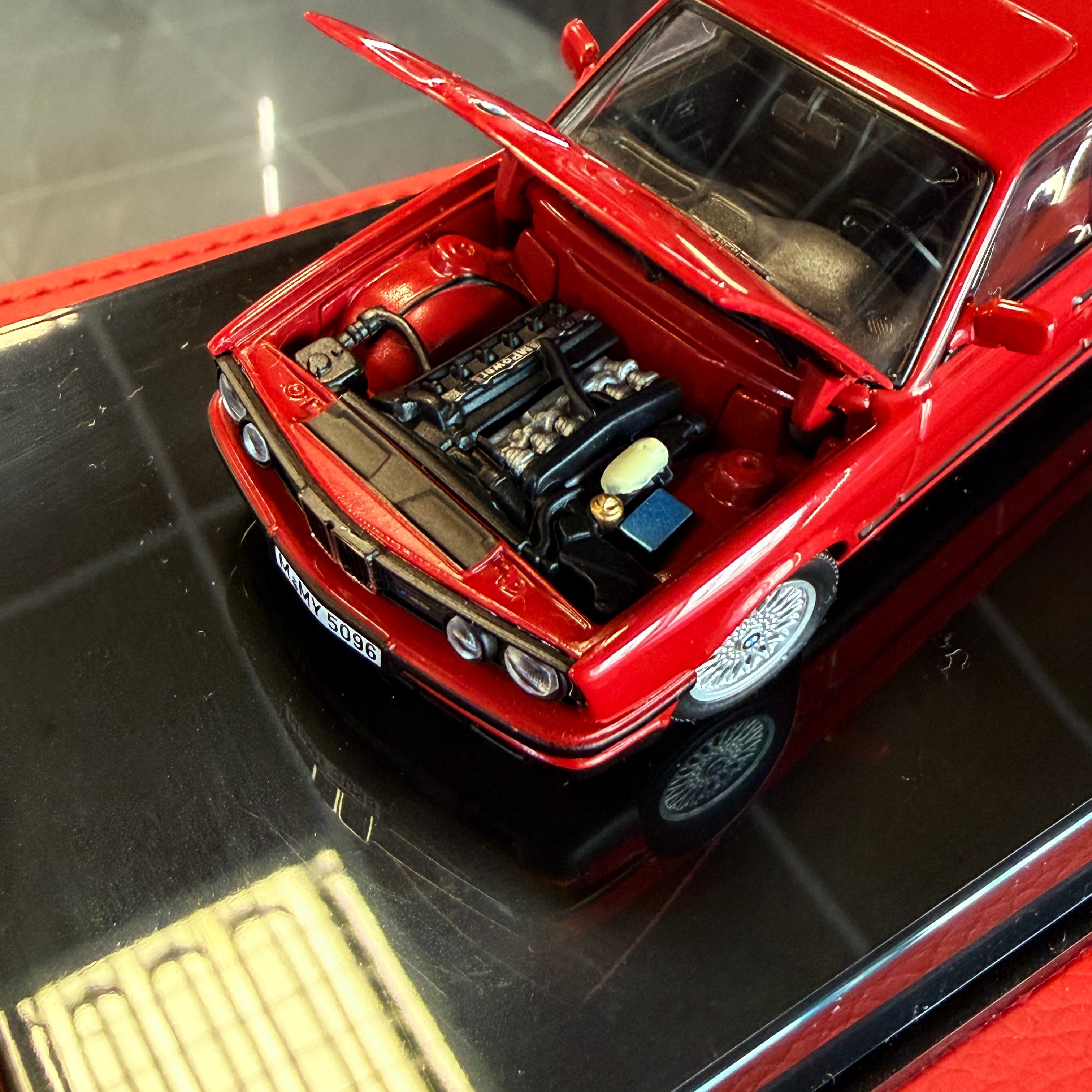 Mercedes-Benz 560 SEC AMG (C126) Widebody 1990 – Rot 1:43 Maßstab von Solido