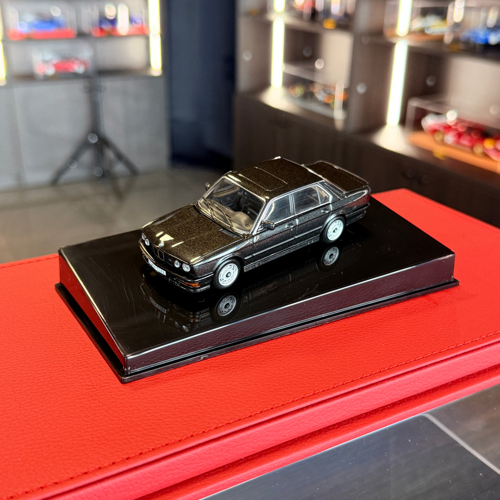 Mercedes-Benz 560 SEC AMG (C126) Widebody 1990 – Rot 1:43 Maßstab von Solido