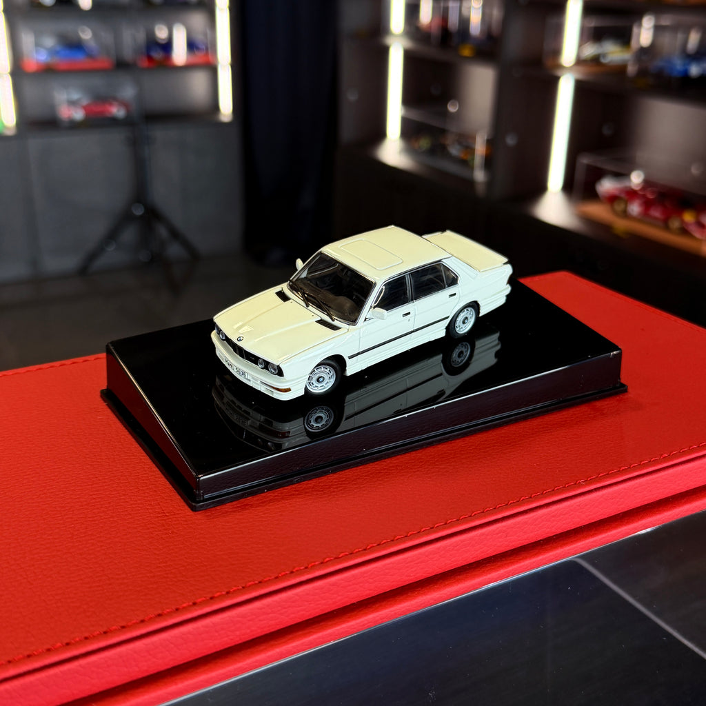 BMW M535i (E28) Alpine White 1:43 Scale by AUTOart Millennium