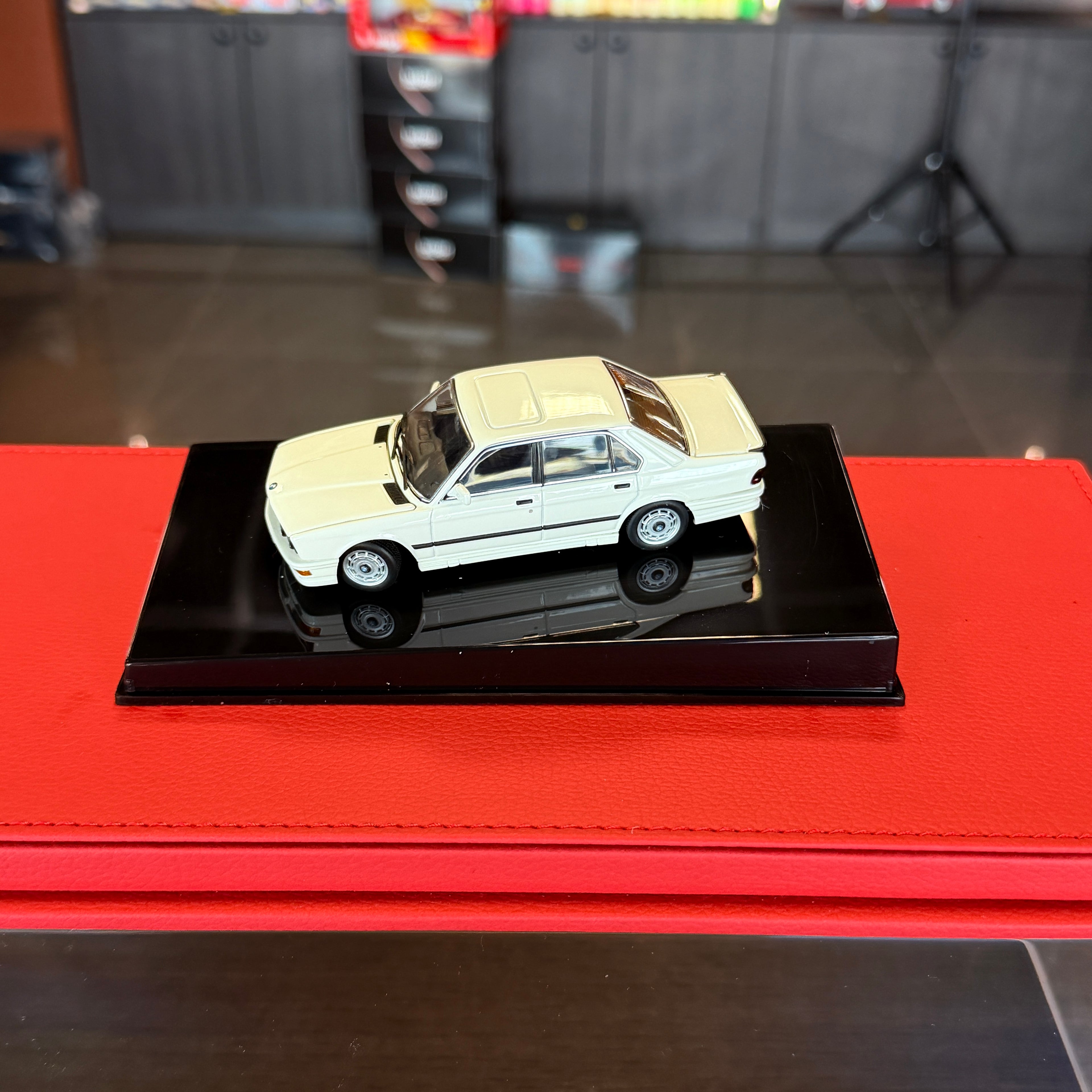 BMW M535i (E28) Alpine White 1:43 Scale by AUTOart Millennium