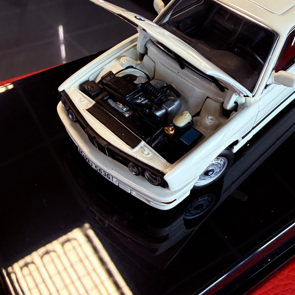 BMW M535i (E28) Alpine White 1:43 Scale by AUTOart Millennium