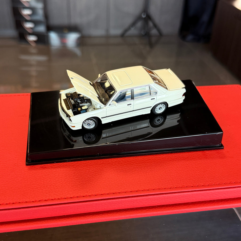 BMW M535i (E28) Alpine White 1:43 Scale by AUTOart Millennium