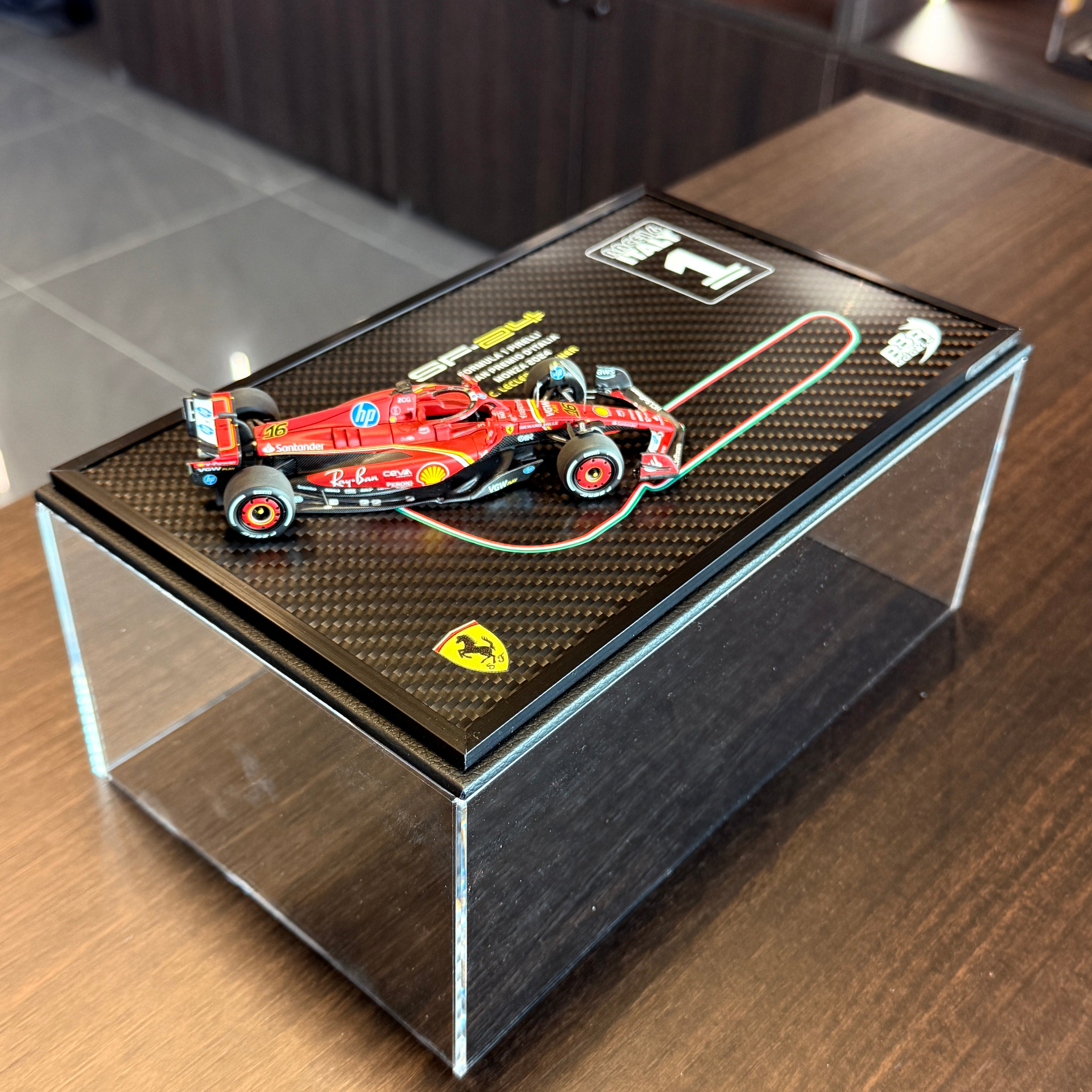 BBR Models Ferrari SF21 #55 Carlos Sainz – GP Emilia Romaña 2021 Versión Lluvia – Coche a Escala 1:43 con Vitrina (Edición Limitada 240 pzas) de BBR Models