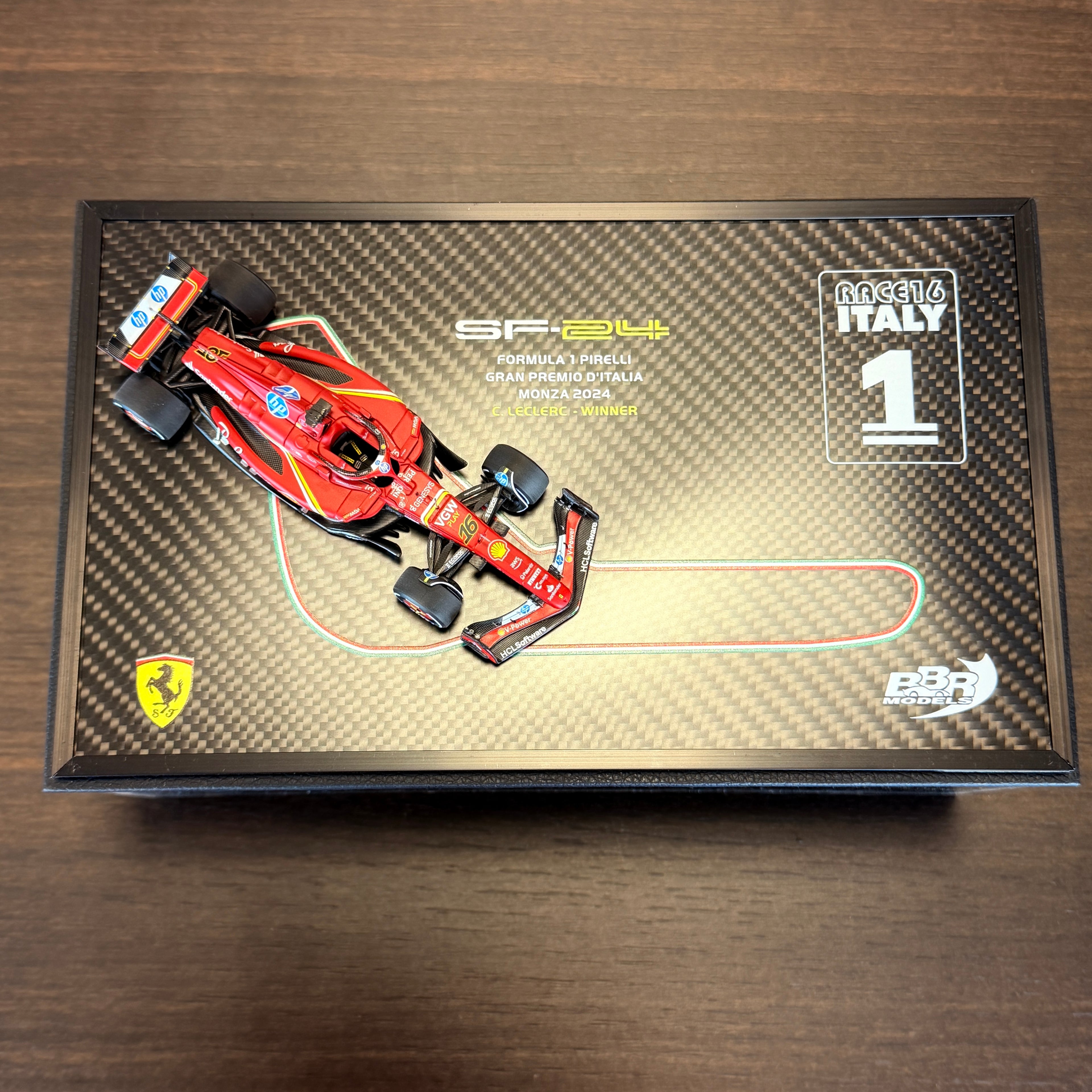 BBR Models Ferrari SF21 #55 Carlos Sainz – GP Emilia Romaña 2021 Versión Lluvia – Coche a Escala 1:43 con Vitrina (Edición Limitada 240 pzas) de BBR Models
